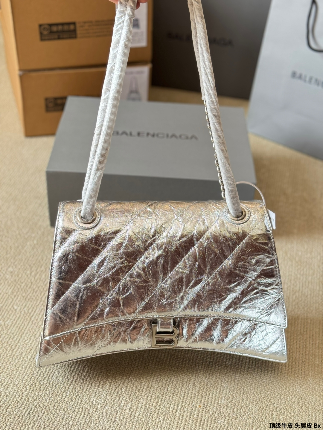 顶级原单 头层皮 p230/p200/p180 有Bella独特的氛围感了，好绝。 有Bella 那味儿了 一独特的氛围感好绝。 来自巴黎世家 Crush气场强大的实用型 大包包强势回归！ 巴黎世家 Crush 以 Hourglass 沙漏包廓形为基础，特殊 处理后呈现出皱褶纸质感的纹理，软软的包身 十褶皱 感皮质，满满的前卫感！ 整个包真的一眼爱上，经典沙漏轮廓，皮质柔软，手感 像枕头一般超级好！尺寸大号30 20cm 小号25 15cm 迷你20 13cm