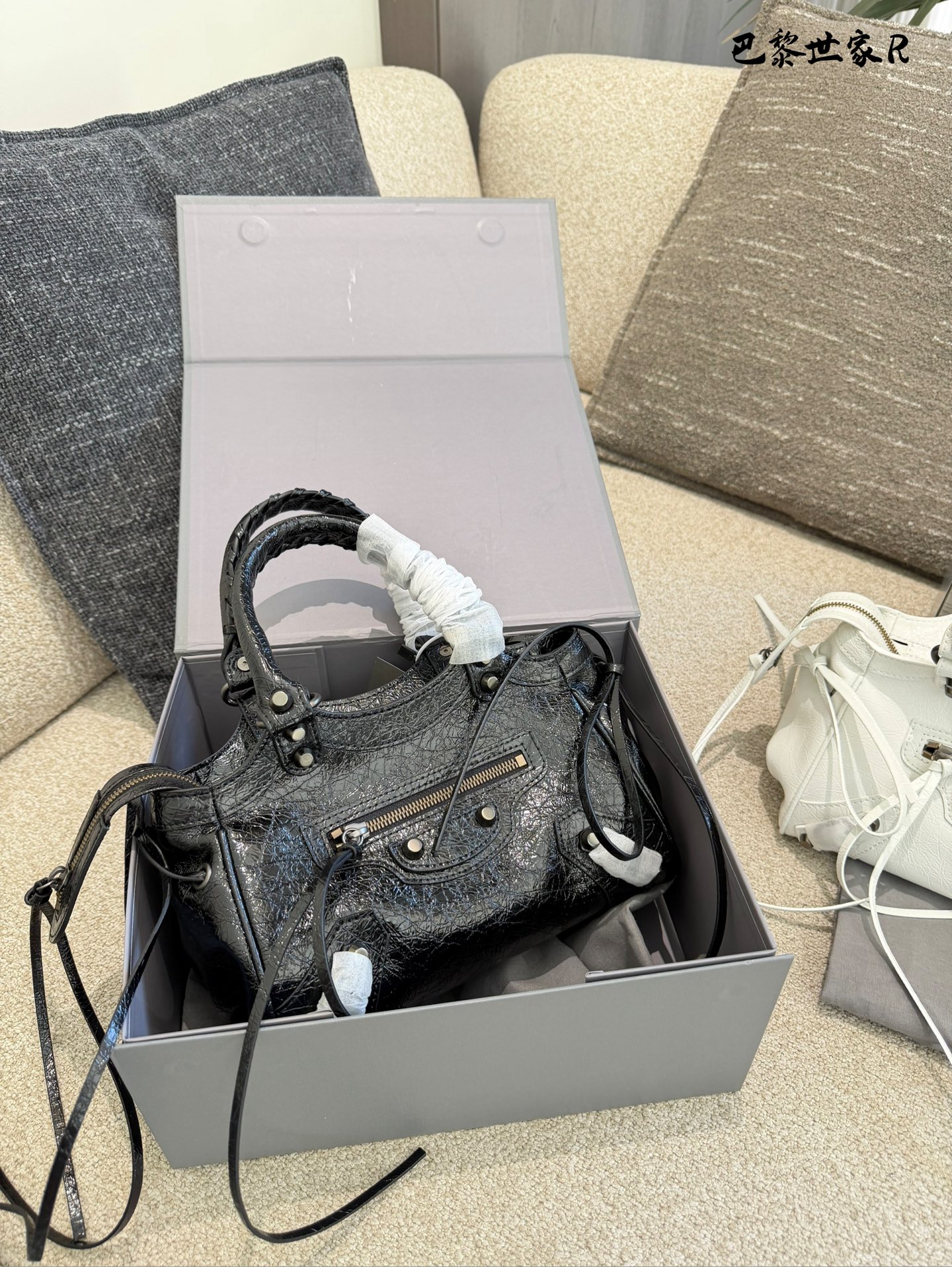 巴黎世家机车包p250 这是巴黎世家机车包，属于时尚界的经典单品。包身采用油蜡皮材质，配有铆钉装饰，设计硬朗且富有质感。常见尺寸有mini、小号和中号，适合不同身高和需求的人 群。原产地为法国，是巴黎世家品牌的标志性产品之一- ,深受全球时尚爱好者的喜爱。 养护方面，建议避免长时间暴露在阳光下，以免褪色。使用后及时清理表面灰尘，可用柔软布料轻轻擦拭。定期检查五金件是否松动，必要时可联系专业维修服务进行维护23cm