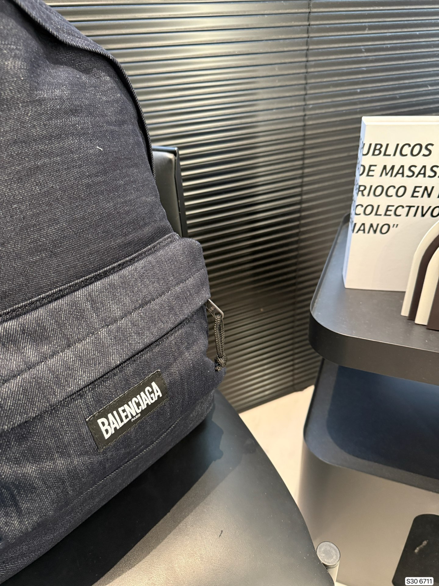 P200巴黎世家牛仔双肩包 牛仔双肩包, 来场说走就走的旅行也也不错主打休闲慵懒风 敲拉风啊时髦又有腔调 复古慵懒随性超好背 越看越爱 尺寸:35 43货号6711