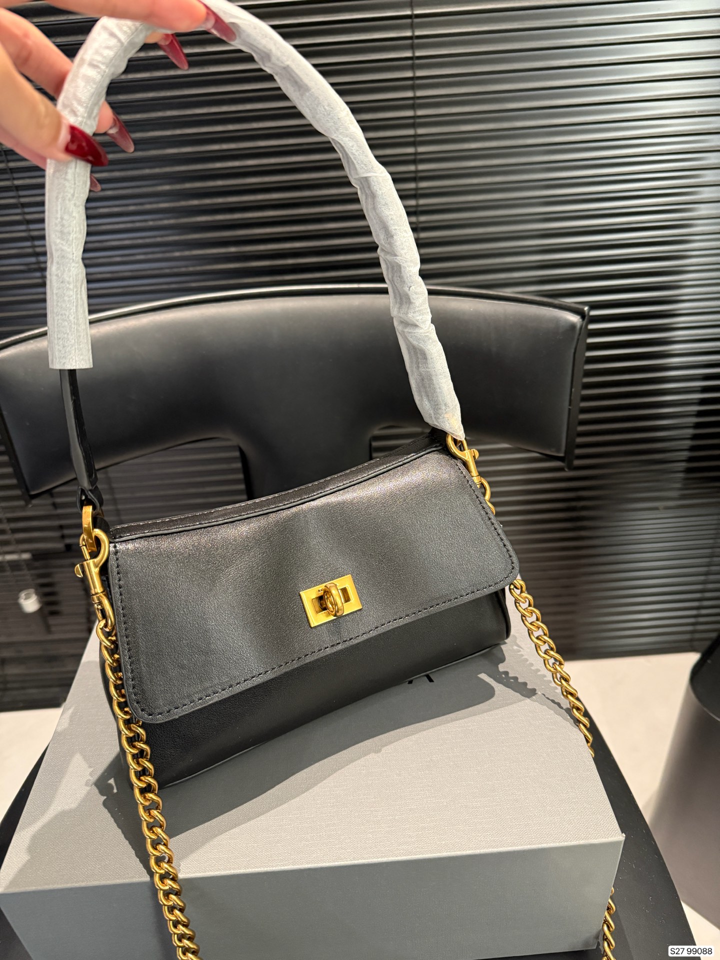 P185 配折叠盒 𝐁𝐚𝐥𝐞𝐧𝐜𝐢𝐚𝐠𝐚 𝐑𝐨𝐝𝐞𝐨 🖤🖤 巴黎世家 超火爆的Rodeo系列全新推出了Nano链条包⛓️可拆卸链条 一秒切换成超可爱的手拎包✌🏻 尺寸22 13 货号99088