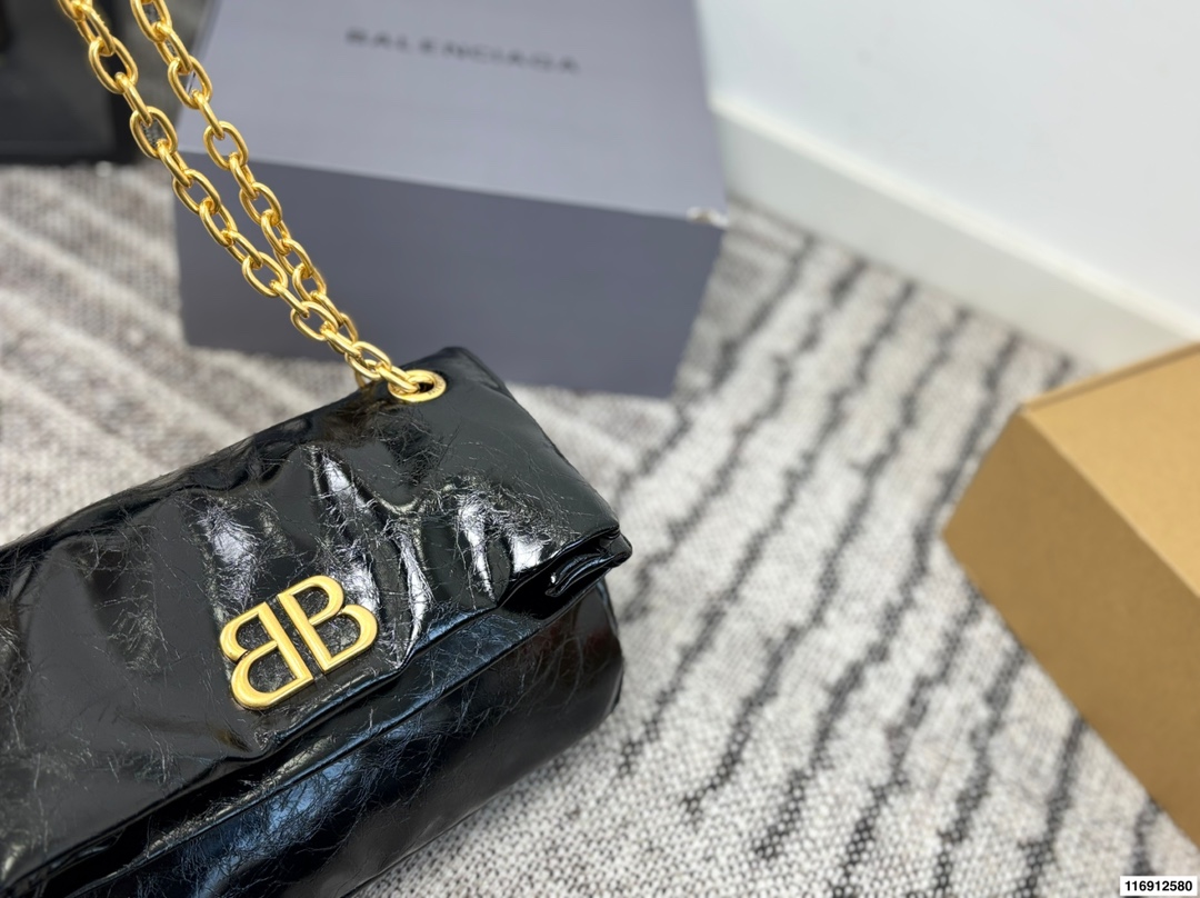 p170 配礼盒 尺寸28.20 黑金绝配|这只Monaco油蜡皮中号 黑金+油蜡皮这个组合 这就是我的本命包啊！🖤 油蜡皮自带微妙的光泽度和做旧纹理 摸起来是柔润的蜡感 越用越有个人痕迹 而且超级耐造 内里还有一个带拉链的夹层 日常出门完全够用 - 五金是做旧的复古金色，Blogo比较低调 - 开合是磁吸扣，单手操作超方便 - 油蜡皮会有自然的褶皱纹理 喜欢复古感的会爱死 如果你在找一只帅气、能装、不娇气又充满高级感的通勤包，黑金油蜡皮Monaco中号绝对值得冲！