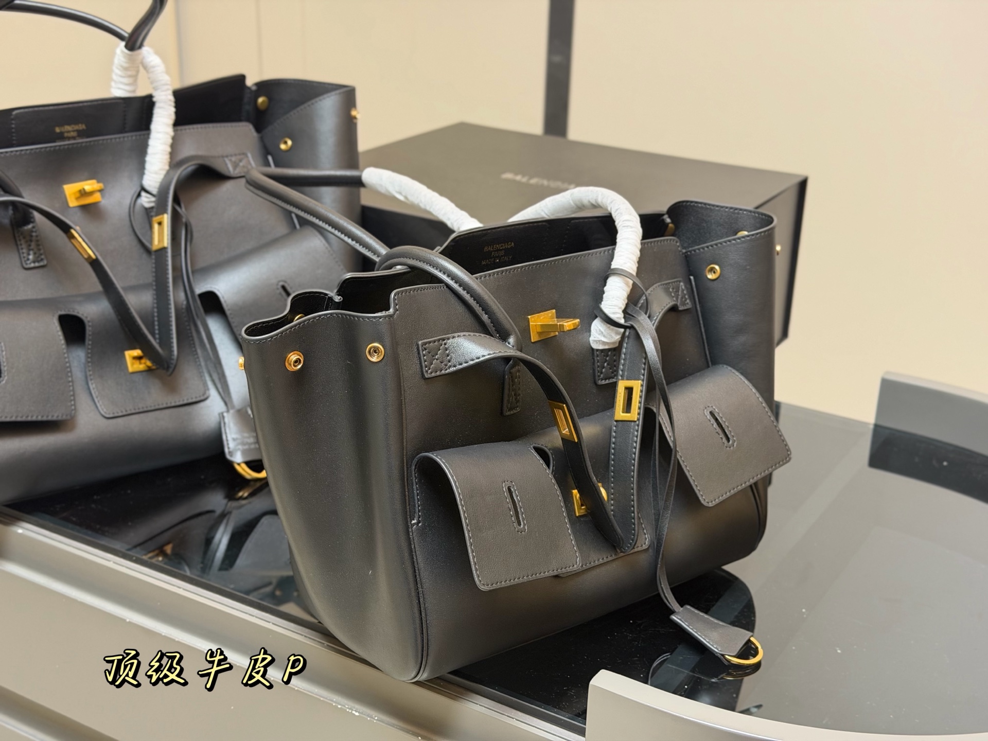 ¥420 ¥390 配折叠盒飞机盒 size:36.28cm 30.24cm 巴黎世家新款belair 大廓形包包 柔软的大廓形包包 上身慵懒感立刻get、 真的很喜欢又方便又酷的超实用大包!