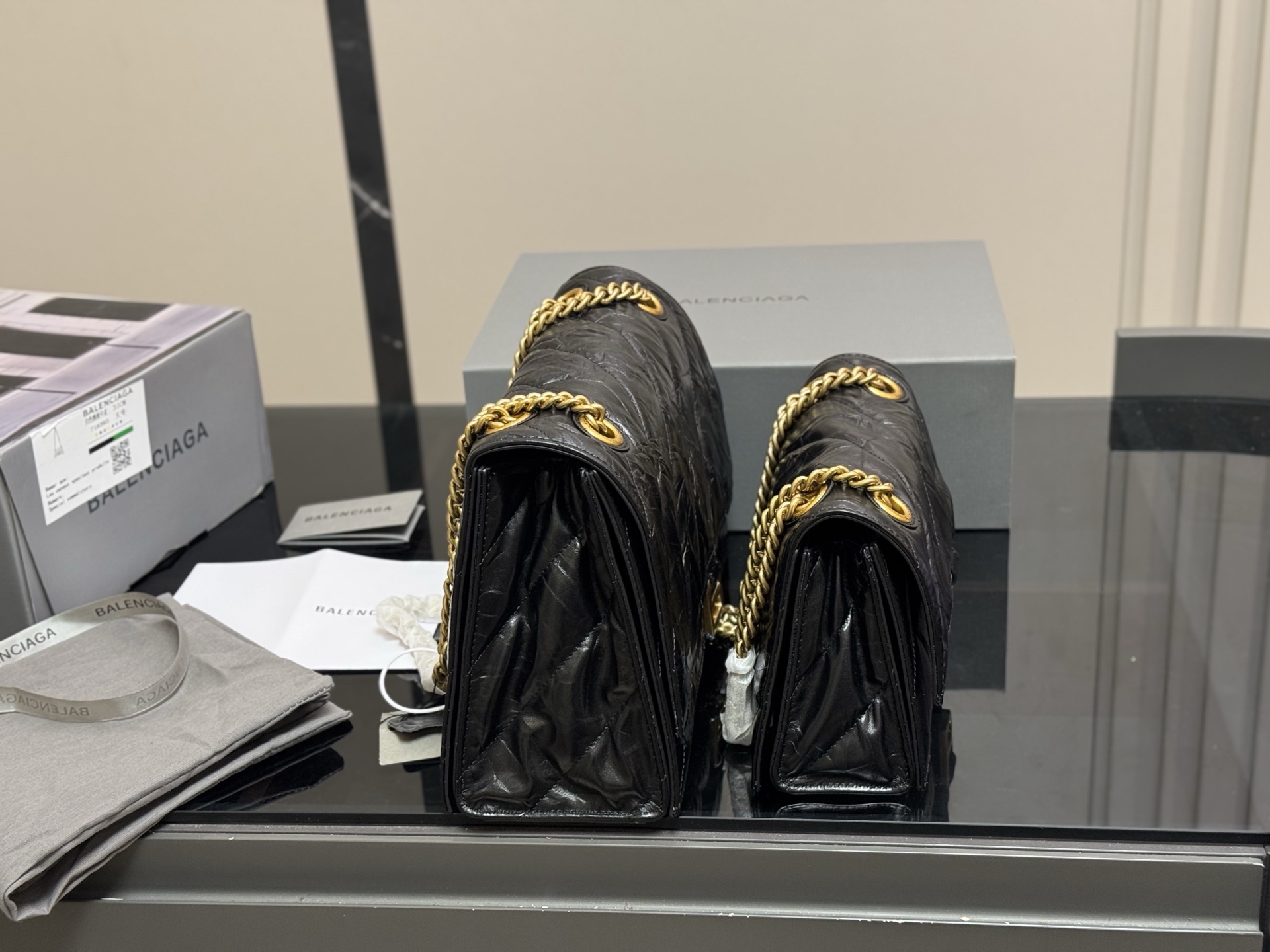 &yen;190 &yen;240 配盒牛皮 size：25*16cm 31*19cm crush直击我的心 巴黎世家新款包包 crush真的太高级了吧! 材质摸起来超级舒服~ 软fufu的颜值很高！