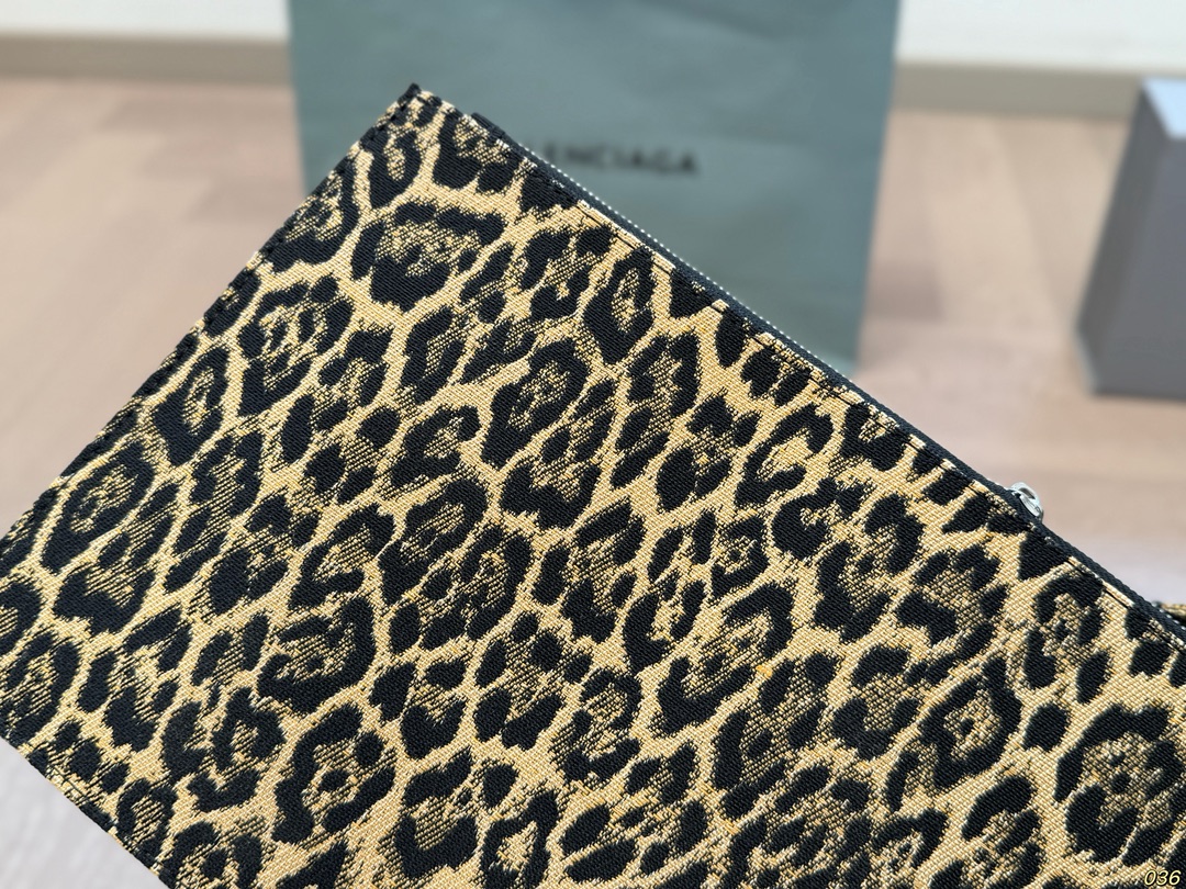 &yen;170 巴黎世家 Balenciaga托特包 最新款帆布豹纹 豹纹一直是时尚圈的代名词 上身就是时髦精 容量很大 尺寸：底45高34