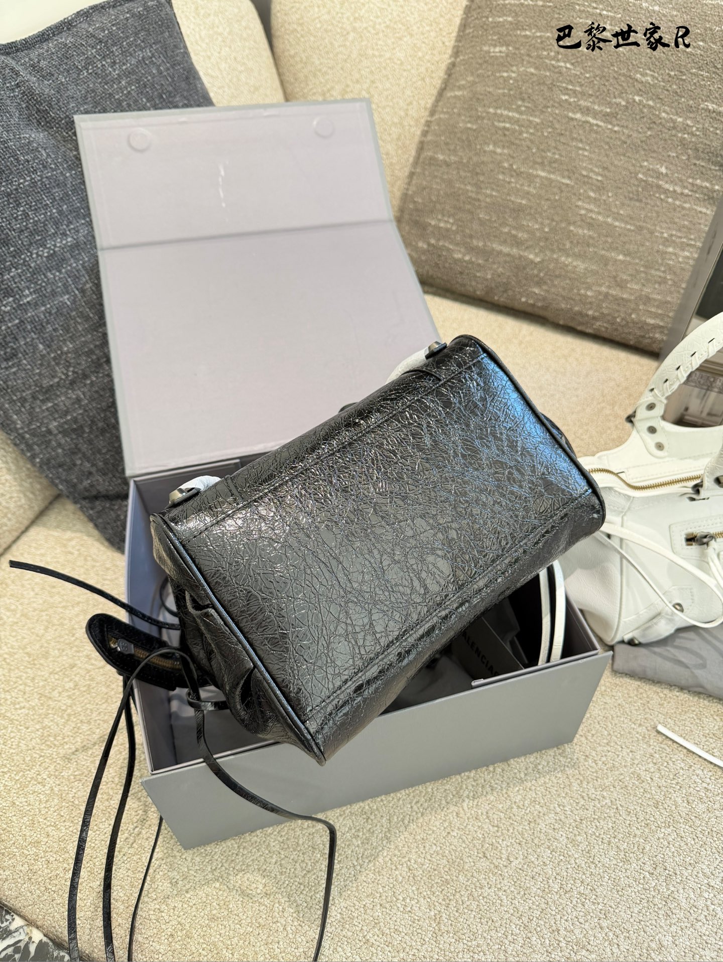 巴黎世家机车包p250 这是巴黎世家机车包，属于时尚界的经典单品。包身采用油蜡皮材质，配有铆钉装饰，设计硬朗且富有质感。常见尺寸有mini、小号和中号，适合不同身高和需求的人 群。原产地为法国，是巴黎世家品牌的标志性产品之一- ,深受全球时尚爱好者的喜爱。 养护方面，建议避免长时间暴露在阳光下，以免褪色。使用后及时清理表面灰尘，可用柔软布料轻轻擦拭。定期检查五金件是否松动，必要时可联系专业维修服务进行维护23cm