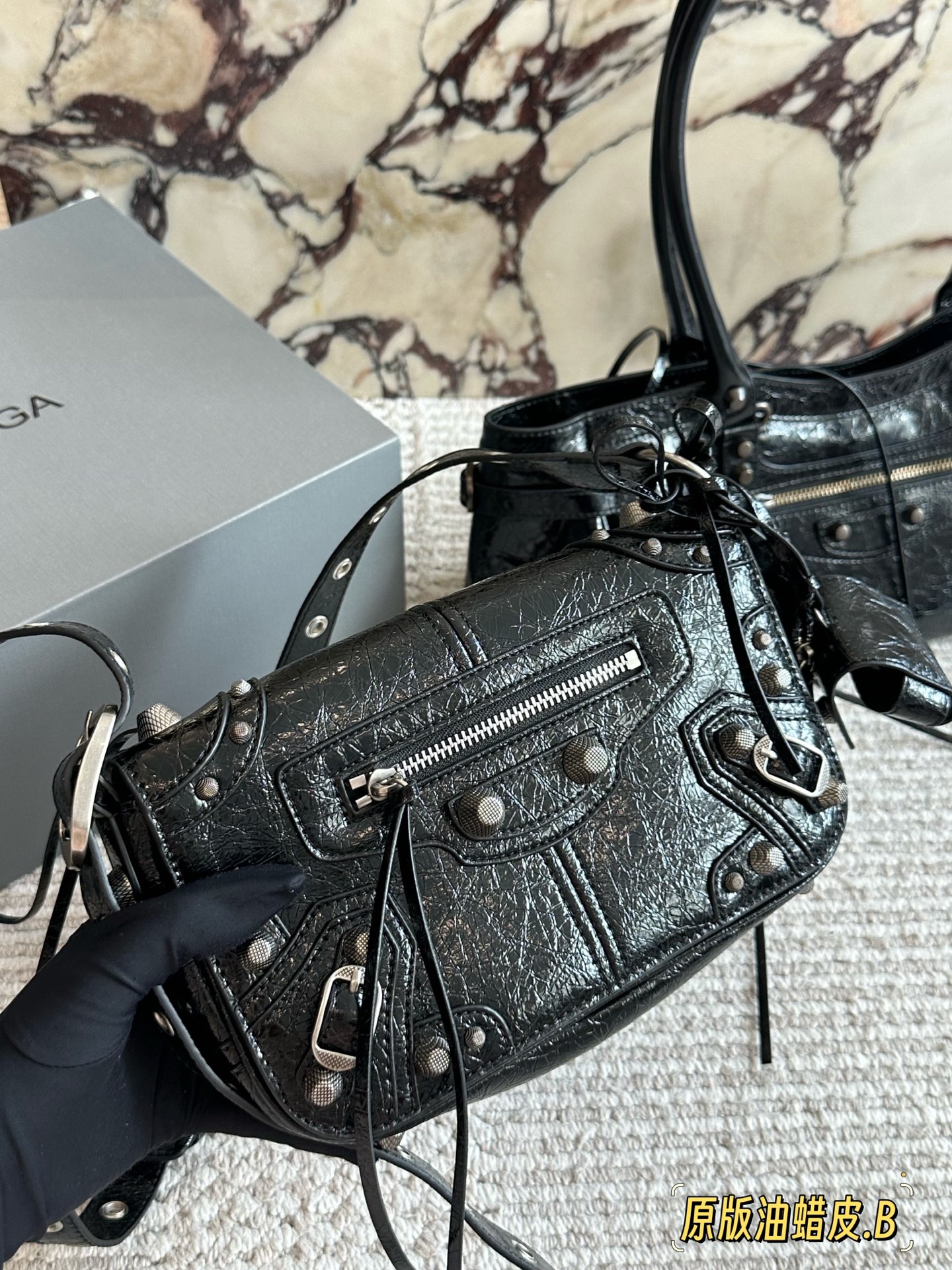 💰250 油蜡皮 配盒 size：24*14cm 巴黎世家Le duffle 致敬经典机车包系列重磅新款 不要泰可爱了吧!! 小小只百搭神器 mini size！ 可调节编织肩带附加孔眼 外挂皮革卡包、心型挂镜 🉑️腋下🉑️肩背🉑️斜背