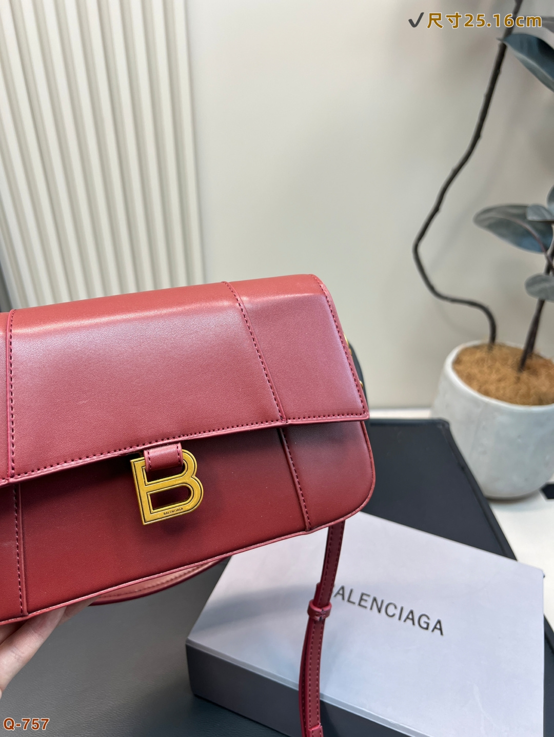 💰160 配折叠盒 巴黎世家CHIPS薯片袋造型颠覆传统牛皮材质打造独特触感，超薄设计却能装下手机、口红，兼具趣味与实用。搭配可拆卸肩带，轻松驾驭街头潮搭与摩登商务。以先锋设计打破平庸，让每一次出场都成为话题焦点！ 尺寸25.16cm