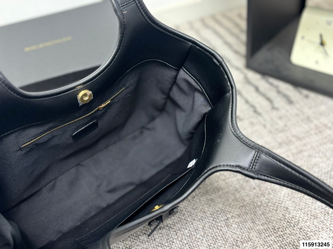 p145 配盒子 Balenciaga 巴黎世家 托特包 这款白色托特包采用柔软皮革，表面细腻有质感，设计极简，线条流畅，低调又高级。容量大，通勤或短途出行都很实用，手提肩背都方便。黑色百搭，轻松融入各种穿搭，简约风格爱好者必入！日常通勤、休闲场合都能hold住，实用又提升造型感山 尺寸36 24