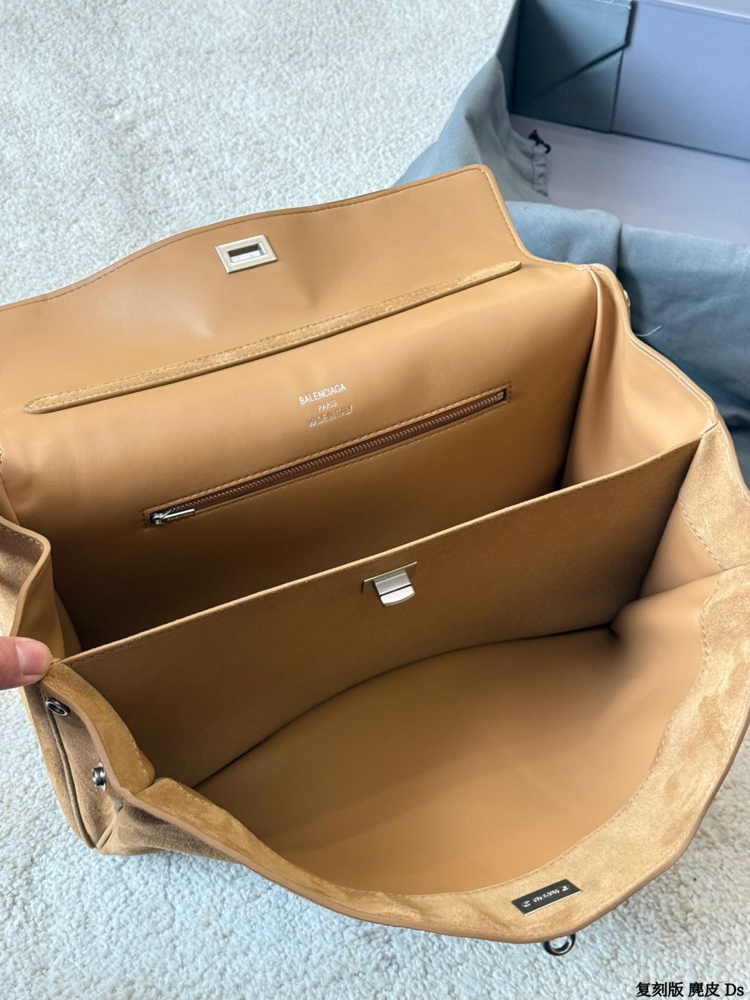 复刻版 麂皮 p295 巴黎世家新款RODEO大廓形包包 柔软的大廓形包包 上身慵懒感立刻get、 真的很喜欢又方便又酷的超实用大包! ⚠️牛皮品质 尺寸 35 23cm