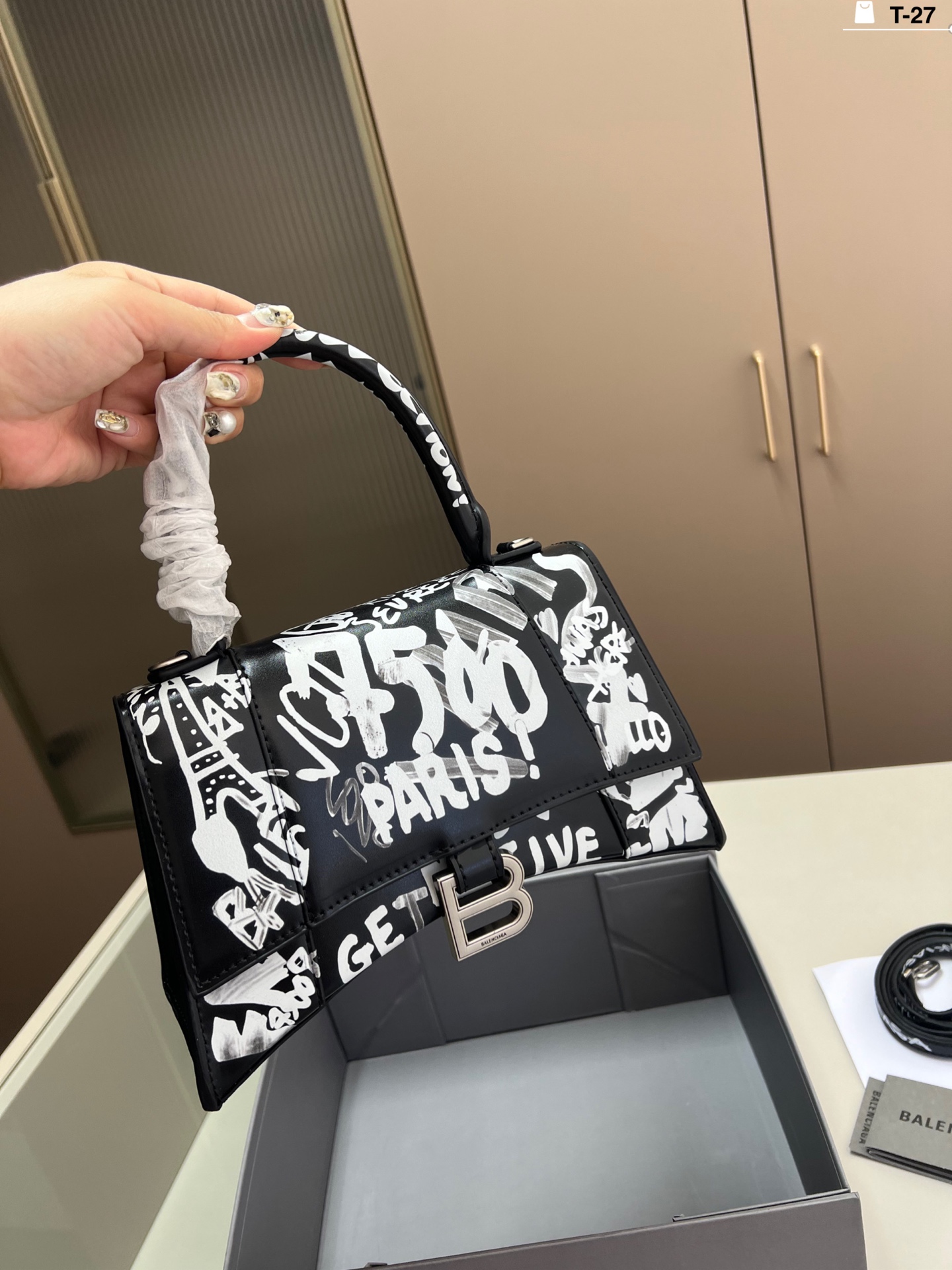 💰p155 巴黎世家涂鸦沙漏包 优雅 时尚 简单又大方 还带给你带来复古潮流的感觉 T-27尺寸22&times;10折叠盒