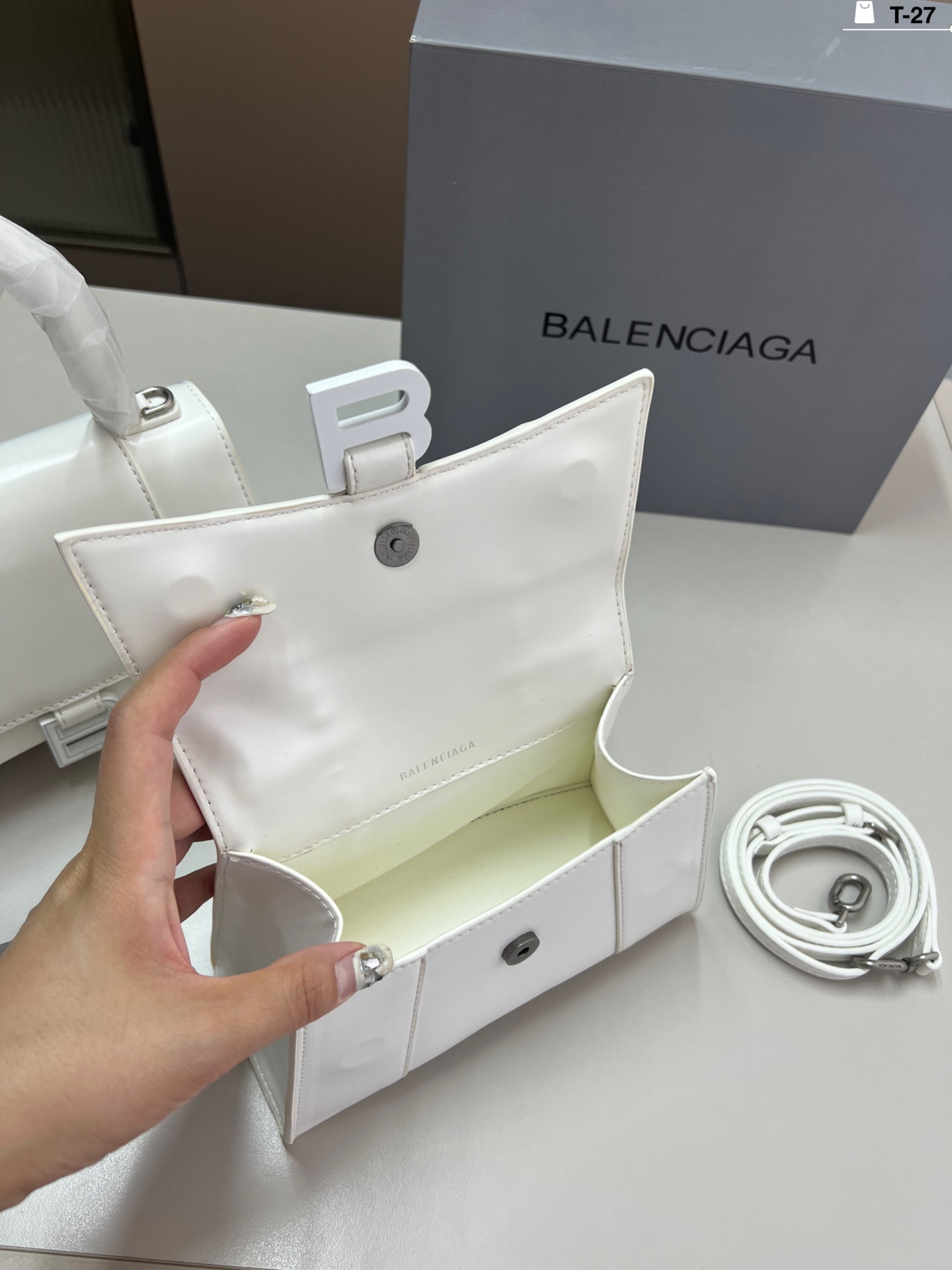 小💰p135 巴黎世家沙漏包（平纹） 优雅 时尚 简单又大方 还带给你带来复古潮流的感觉 T-27尺寸19&times;9/22&times;10折叠盒