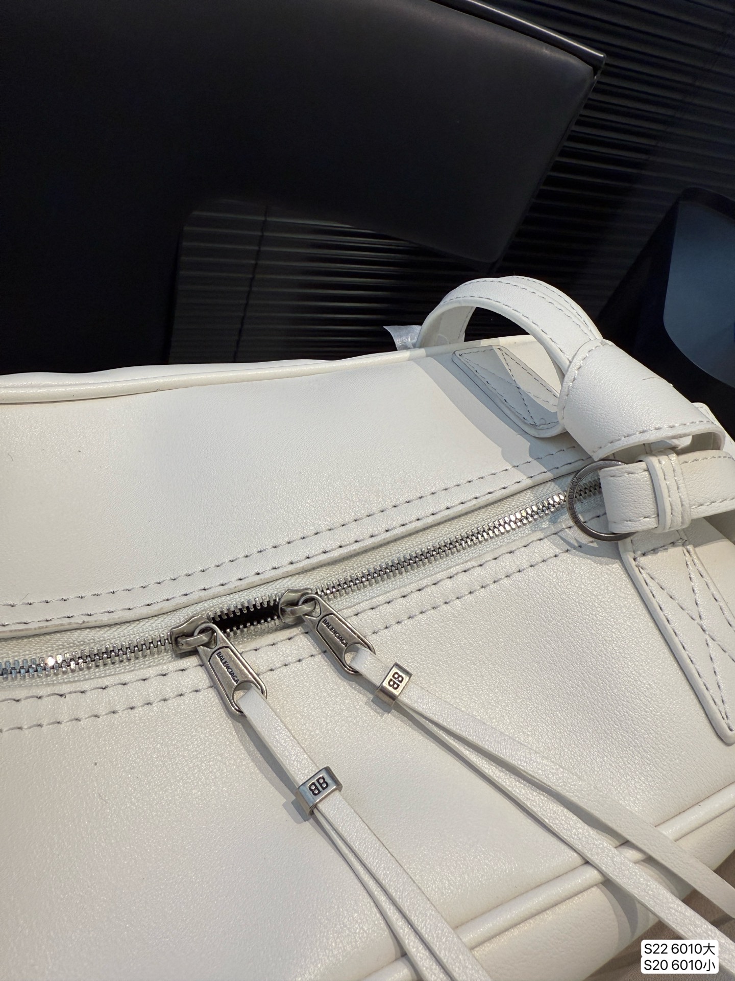 大号P160 小号P150 巴黎世家 腋下包 Carrie 上新:巴黎世家腋下包Carrie~ 新推出的保龄球系列真的鲨疯了!!独特弧形包身上身辨识度直接拉满 双提手设计超贴心上身优雅大方，亦可单肩背随性自在大小两个尺寸满足出行需求 尺寸：大37 20 小32 13 货号6010