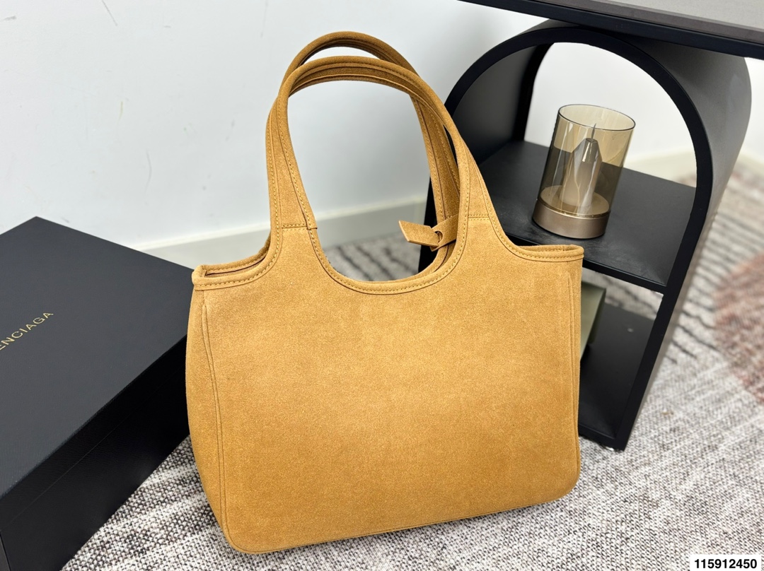 p160 配盒子巴黎世家 Balenciaga 巴黎世家 托特包 这款黑色托特包采用麂皮 表面细腻有质感，设计极简，线条流畅，低调又高级。容量大，通勤或短途出行都很实用，手提肩背都方便。黑色百搭，轻松融入各种穿搭，简约风格爱好者必入！日常通勤、休闲场合都能hold住，实用又提升造型感山 尺寸36 24