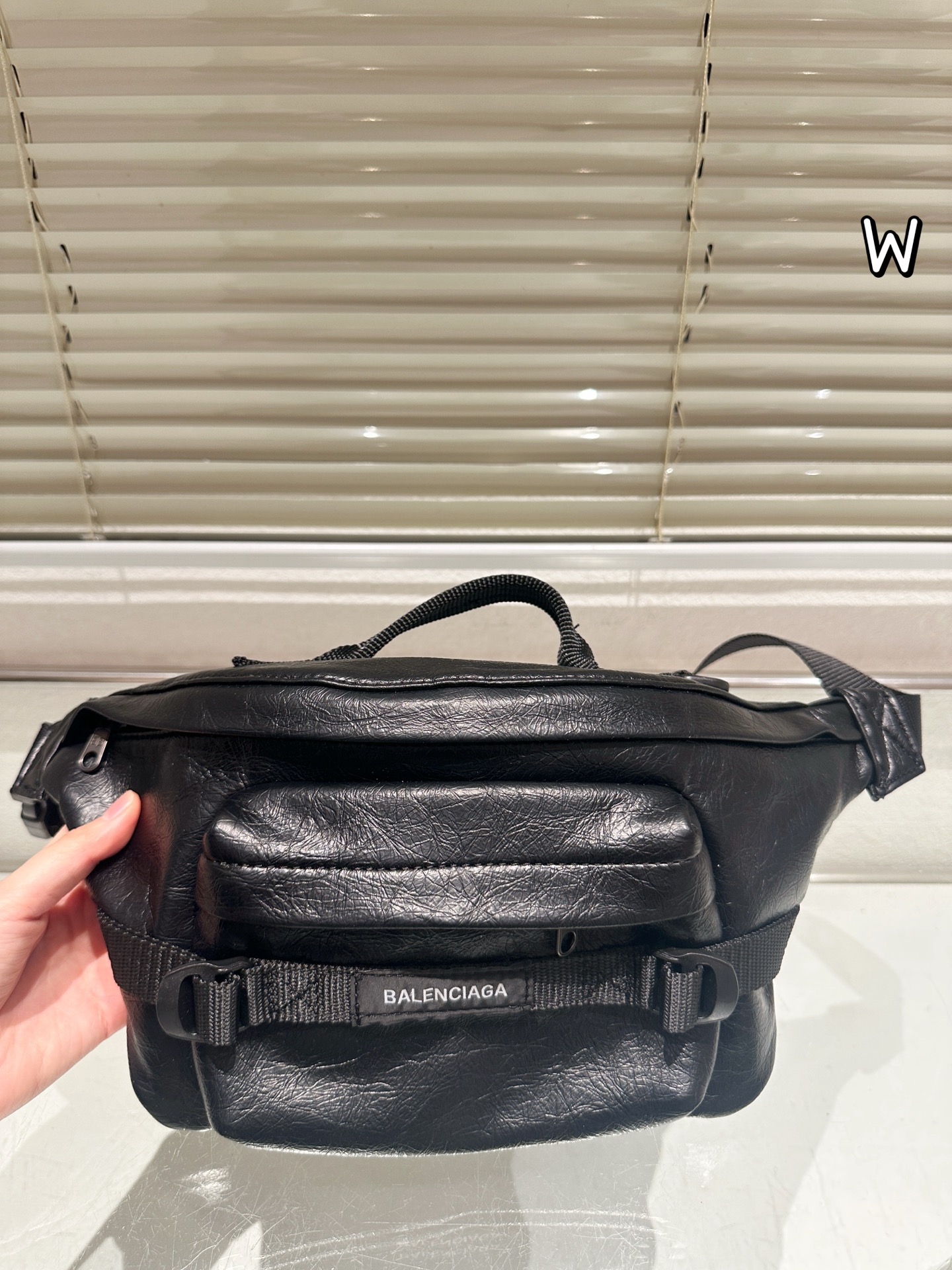 P140 巴黎世家 ARMY 系列腰包 &bull;巴黎世家ARMY系列腰包，黑色小羊皮材质，手感细腻又耐用，机能风设计超有型！拉链+多口袋，收纳超方便，通勤、户外都能用林。肩带可调节， 腰包斜挎随心切换，百搭又实用。ARMY系列硬朗风格，潮流爱好者必入，搭配简约或机能风穿搭都很出彩 26x21x9cm约 26x21x9cm，