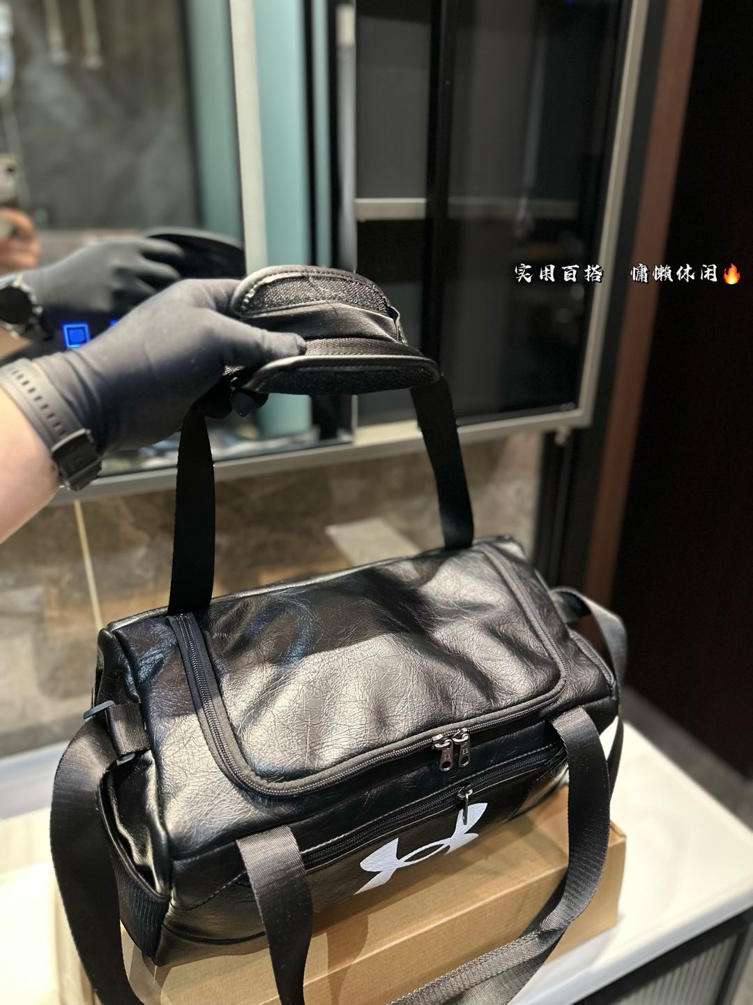 ❤️P175❤️ 种草巴黎世家的健身包联名安德玛 巴黎世家,时尚界的宠儿! 每一款单品都仿 佛在诉说着潮流的故事。 今日种草一个健身包包和安德玛联名的、这款包包,简直就是潮流界的超级巨星!它不仅拥有巴黎世家的奢华质感,还注入了安德玛的专业运动元素。巴黎世家,点燃时尚之火!它的设计充满力量感,让你自信满满地迎接每一个挑战。勇敢地展现自己的时尚态度 尺寸:39 18