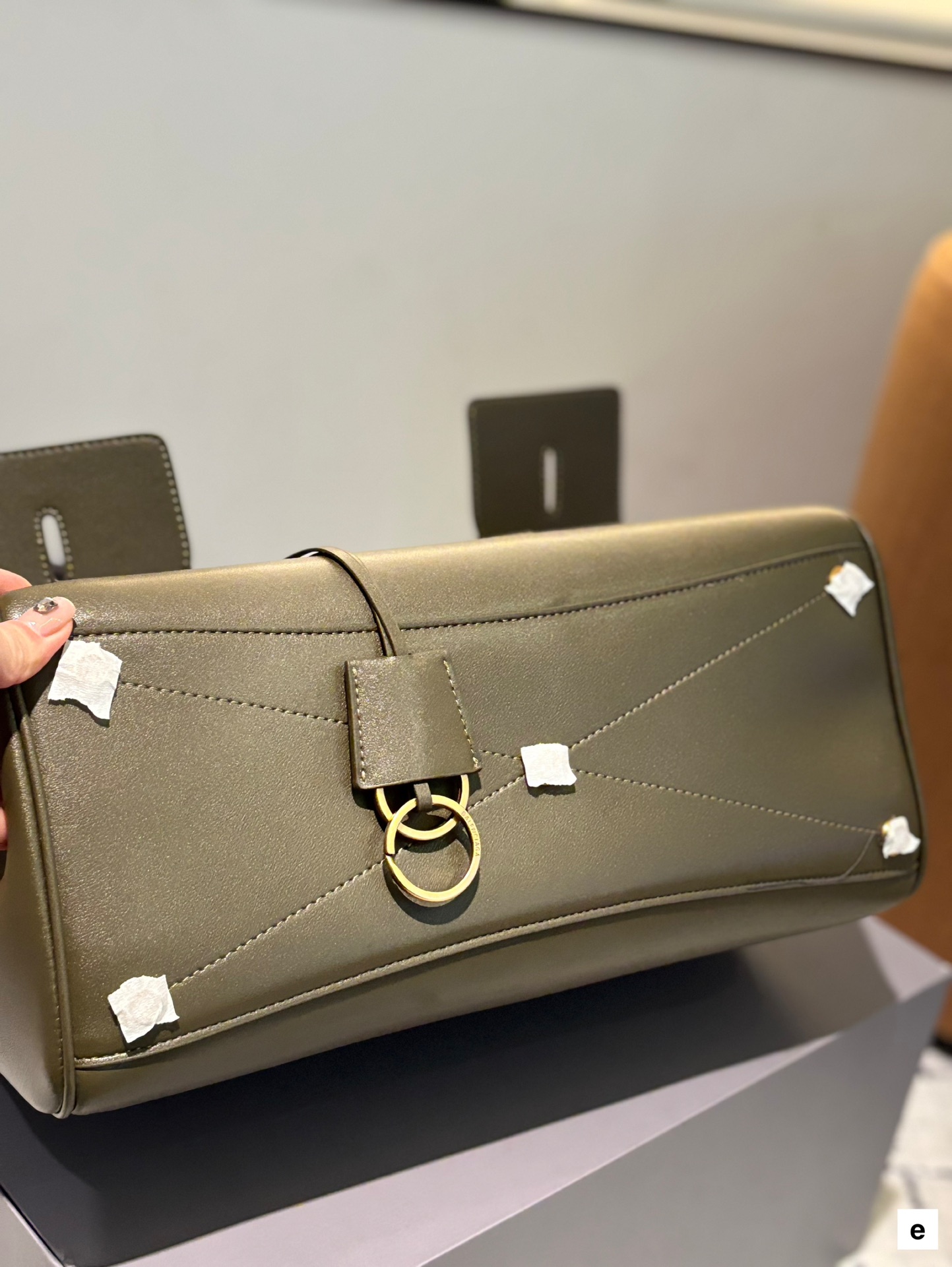 牛皮 p285 卡戴珊look|巴黎世家 甲甲卡戴珊(Kim Kardashian)套装巴黎世家家的 (铂金包Balenciaga belair)黑色机车过膝靴穿出了卡戴珊的霸气. 。。今年巴黎世家的包把爱马仕玩的淋漓尽先是kelly redeo，又是birkin的belair。光价格没比爱 马仕便宜哦，真是又爱又恨的。大号35 30cm