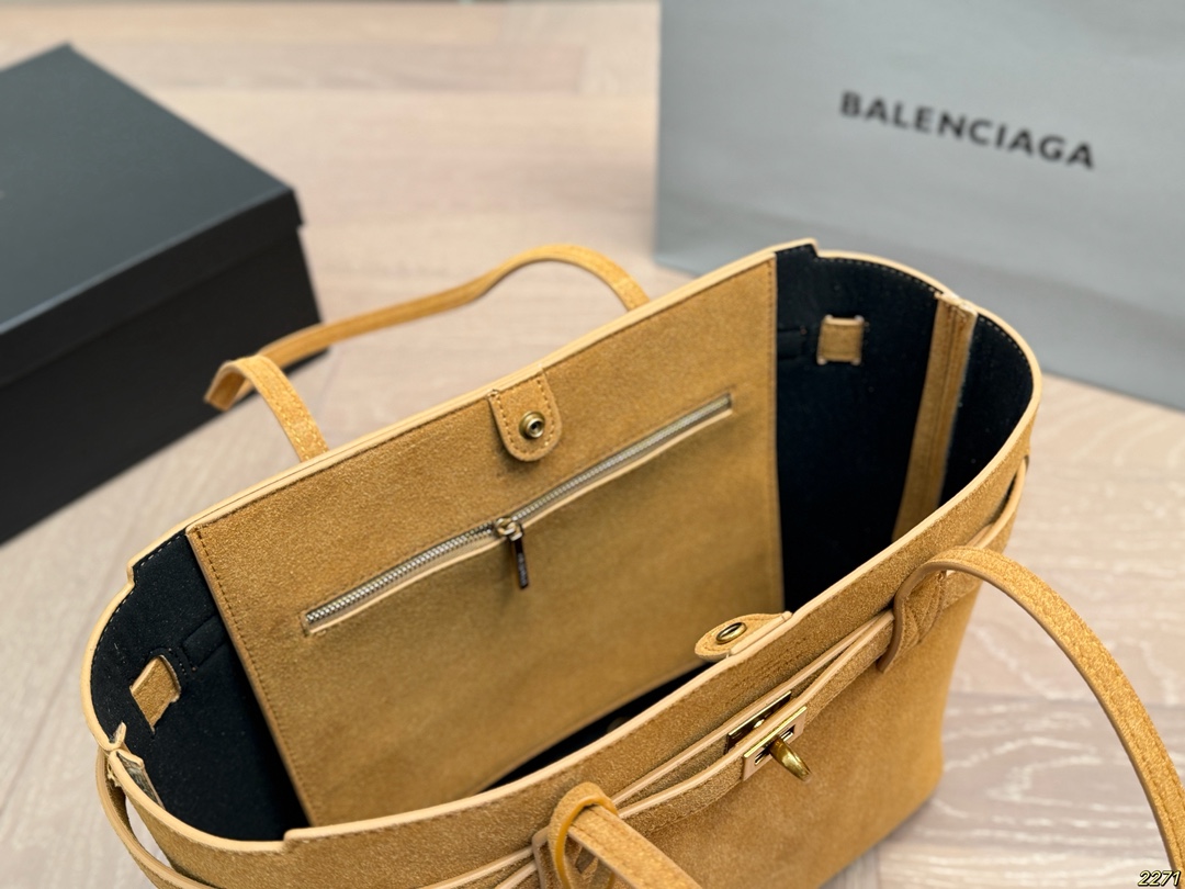 &yen;175/&yen;165配盒 巴黎世家Balenciaga 新款出货啦！秋冬火爆款-日常搭配休闲风妥妥的，绝对吸人眼球不易撞包 。尺寸：33 26/27 20
