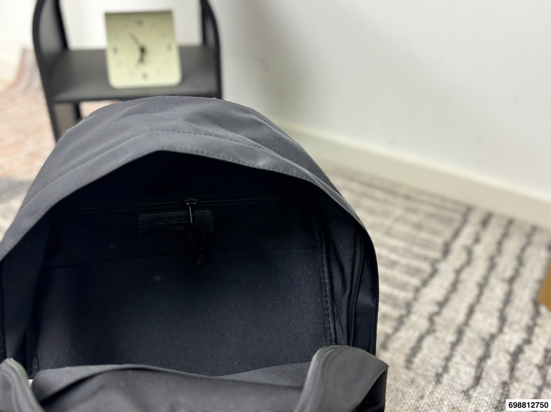 p190 Balenciaga双肩包 巴黎世家 男女皆可 百搭休闲 容量超惊人 重点是真的很轻便 设计也很简约耐看 尺寸33 44