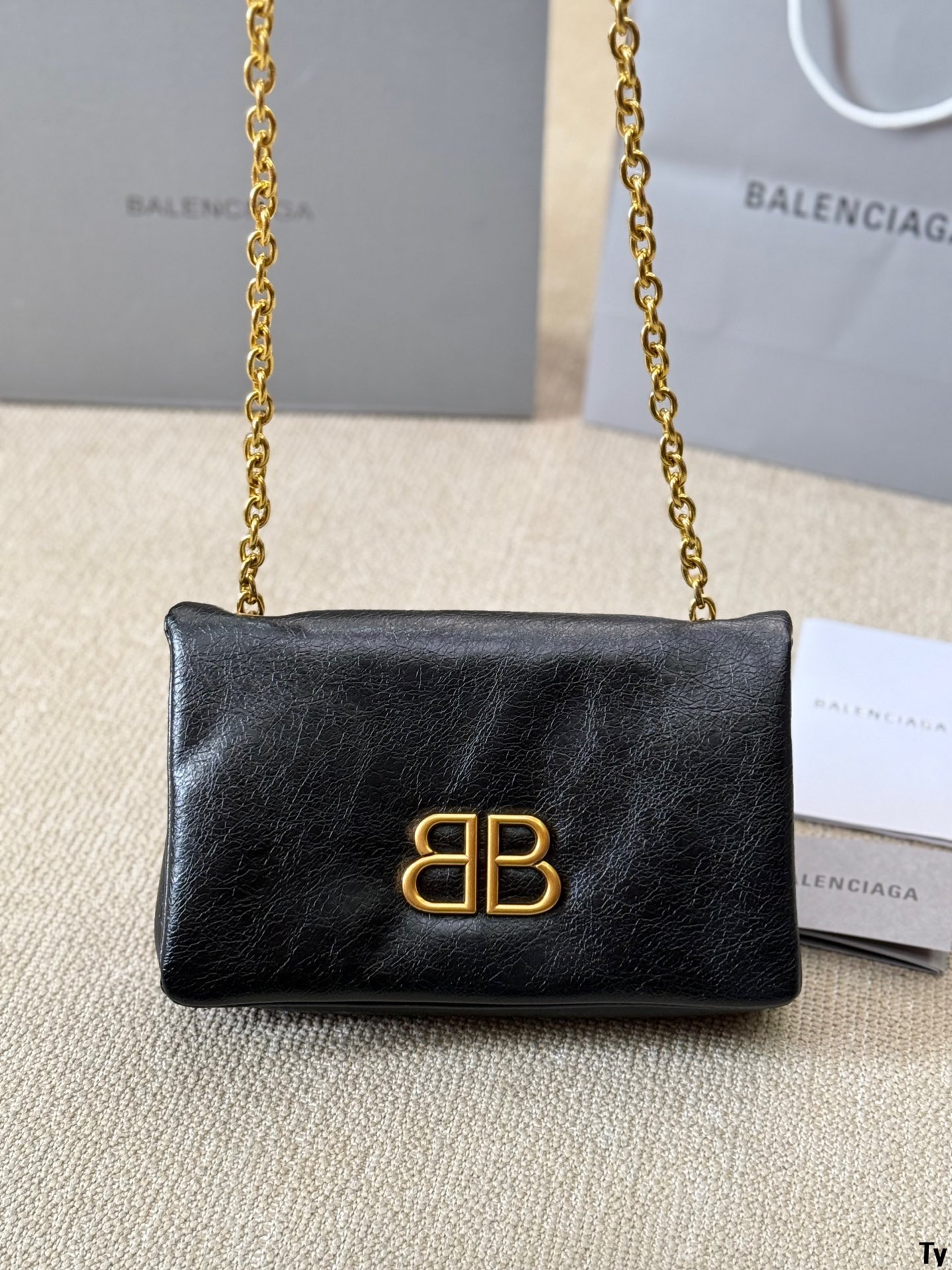p135 巴黎 世家机车包 Balenciaga crush tote 别看mini小小的，这包可是很能装的呢大纸巾、皮包、粉饼、口红、车钥匙I、充电宝统统都放的进可以斜背、侧背、手提V 手提比较多拿上它你就是最潮流妞 尺寸24 16cm