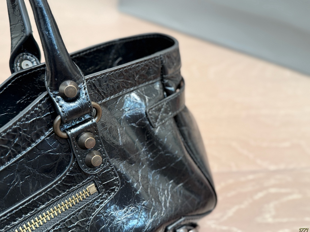 &yen;250飞机盒 Balenciaga 巴黎世家新款 男女通用款哦 众多明星追捧的单品 原版面料 原单品质 超高回头率 尺寸31 16