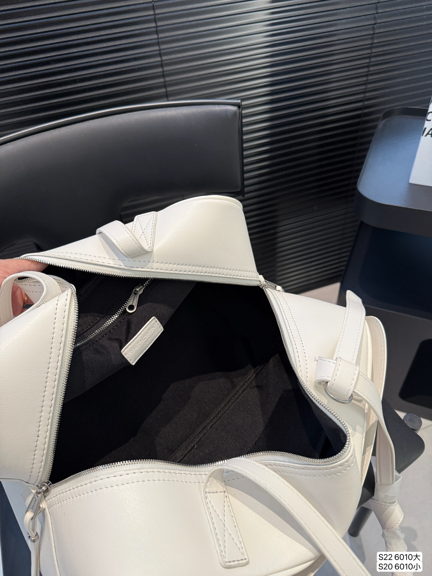 大号P160 小号P150 巴黎世家 腋下包 Carrie 上新:巴黎世家腋下包Carrie~ 新推出的保龄球系列真的鲨疯了!!独特弧形包身上身辨识度直接拉满 双提手设计超贴心上身优雅大方，亦可单肩背随性自在大小两个尺寸满足出行需求 尺寸：大37 20 小32 13 货号6010