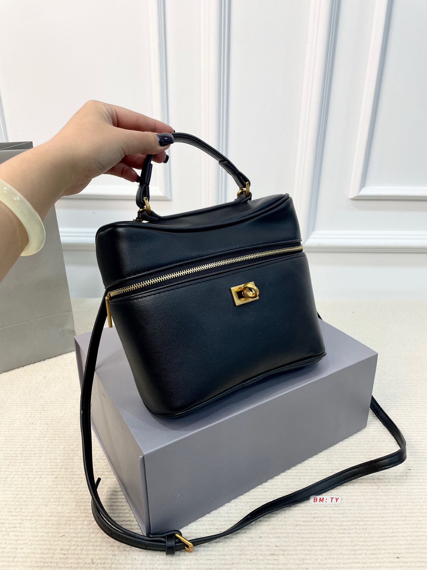 💰150 配折叠礼盒 巴黎世家2025秋冬Rodeo Vanity饭盒包，选用光滑皮革+金属Logo，低调又高级。包身线条简洁，顶部提手+可拆卸肩带，手提、斜挎、肩背都OK，背法超灵活！容量手机、钱包、口红轻松收纳，日常通勤休闲都能搭配。 尺寸：21*8*18.5