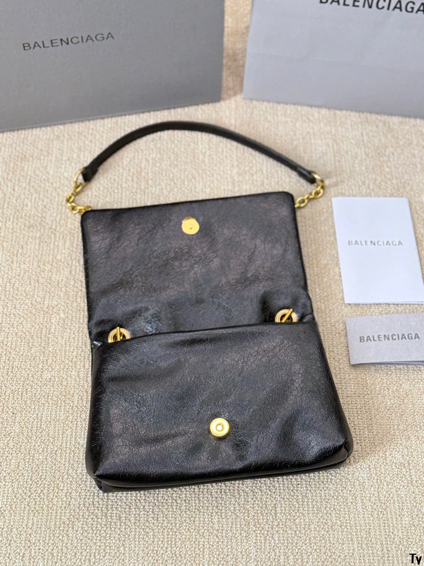 p135 巴黎 世家机车包 Balenciaga crush tote 别看mini小小的，这包可是很能装的呢大纸巾、皮包、粉饼、口红、车钥匙I、充电宝统统都放的进可以斜背、侧背、手提V 手提比较多拿上它你就是最潮流妞 尺寸24 16cm