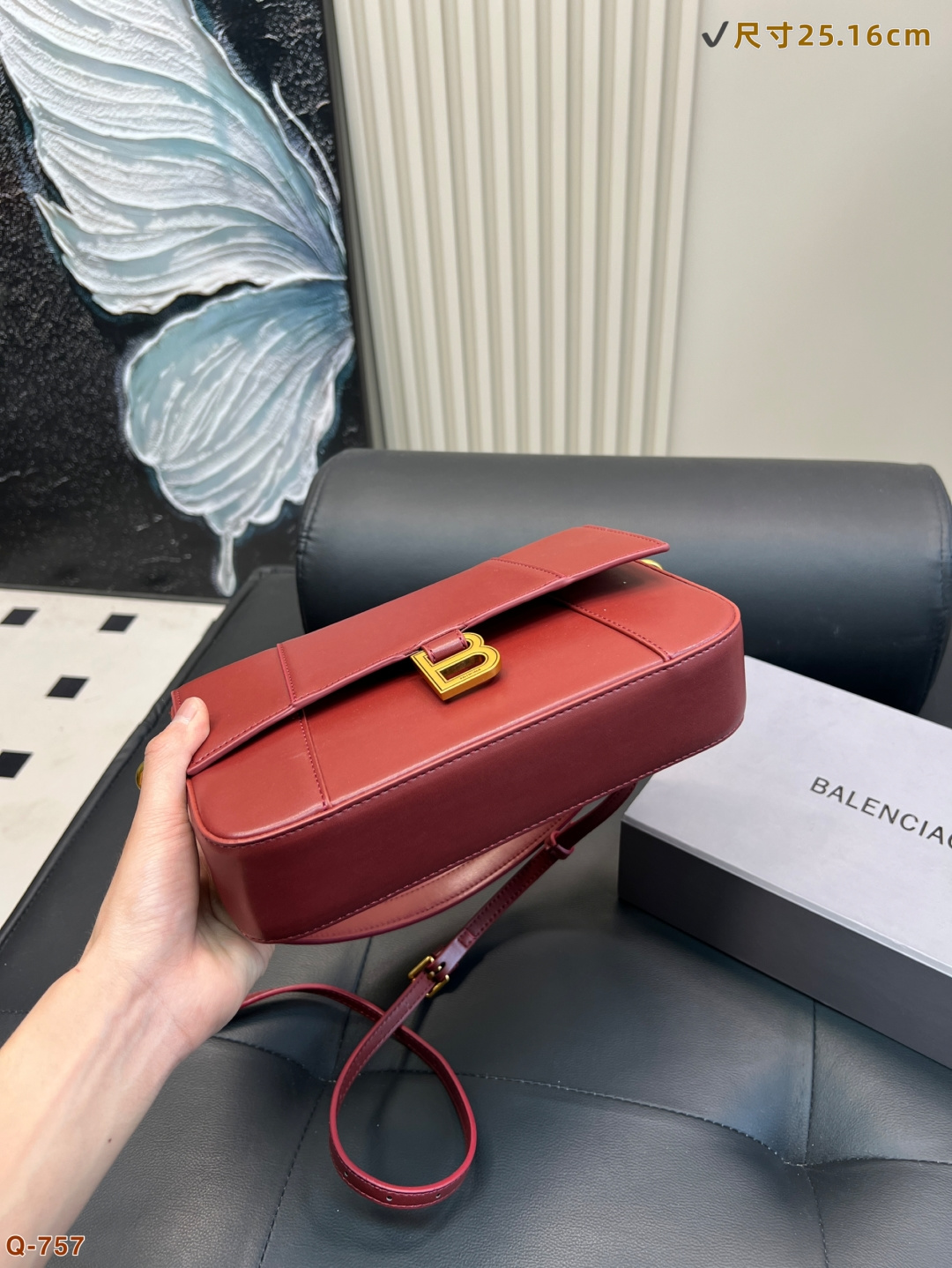 💰160 配折叠盒 巴黎世家CHIPS薯片袋造型颠覆传统牛皮材质打造独特触感，超薄设计却能装下手机、口红，兼具趣味与实用。搭配可拆卸肩带，轻松驾驭街头潮搭与摩登商务。以先锋设计打破平庸，让每一次出场都成为话题焦点！ 尺寸25.16cm