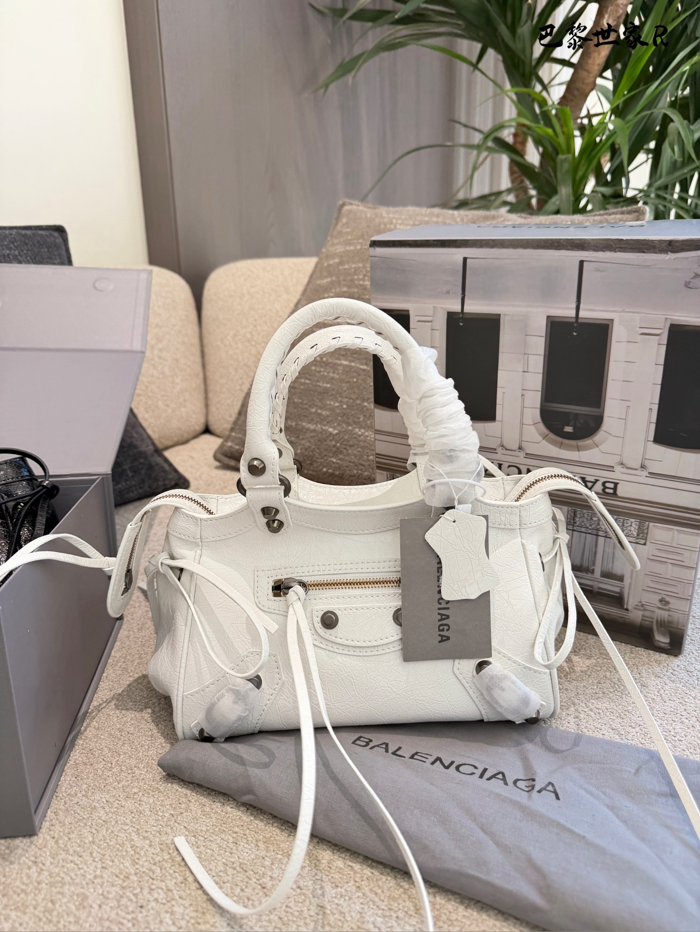 巴黎世家机车包p250 这是巴黎世家机车包，属于时尚界的经典单品。包身采用油蜡皮材质，配有铆钉装饰，设计硬朗且富有质感。常见尺寸有mini、小号和中号，适合不同身高和需求的人 群。原产地为法国，是巴黎世家品牌的标志性产品之一- ,深受全球时尚爱好者的喜爱。 养护方面，建议避免长时间暴露在阳光下，以免褪色。使用后及时清理表面灰尘，可用柔软布料轻轻擦拭。定期检查五金件是否松动，必要时可联系专业维修服务进行维护23cm