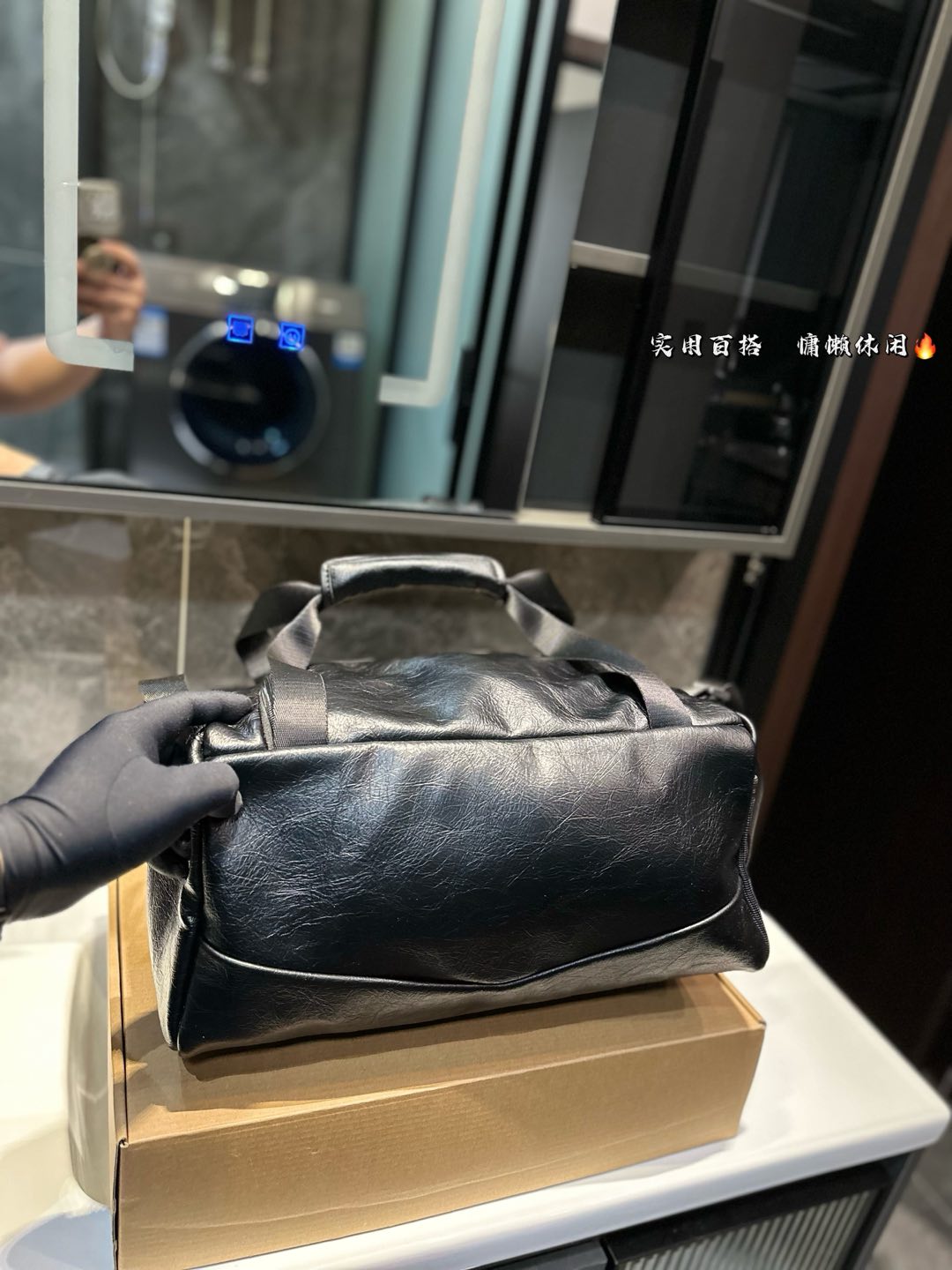 ❤️P175❤️ 种草巴黎世家的健身包联名安德玛 巴黎世家,时尚界的宠儿! 每一款单品都仿 佛在诉说着潮流的故事。 今日种草一个健身包包和安德玛联名的、这款包包,简直就是潮流界的超级巨星!它不仅拥有巴黎世家的奢华质感,还注入了安德玛的专业运动元素。巴黎世家,点燃时尚之火!它的设计充满力量感,让你自信满满地迎接每一个挑战。勇敢地展现自己的时尚态度 尺寸:39 18