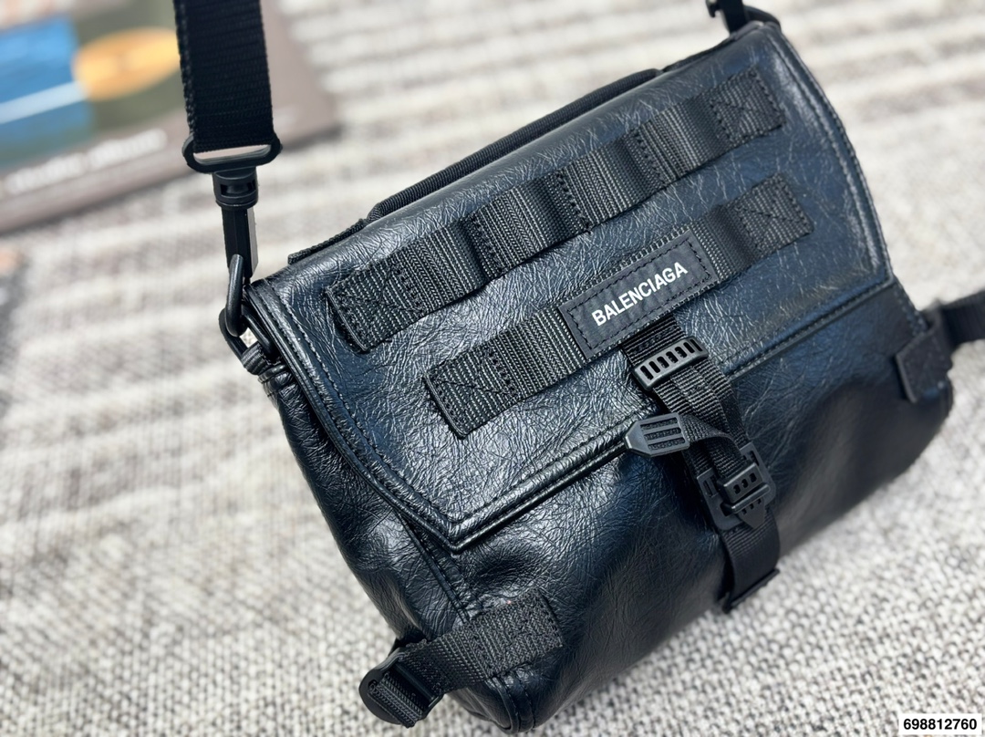 P190 巴黎世家邮差 还有这么机能风的Balenciaga邮差!!!! 实物巨巨巨好看!! 走在潮流第一线的俊男靓女们必须要拥有这只巴黎世家 尺寸：24 19
