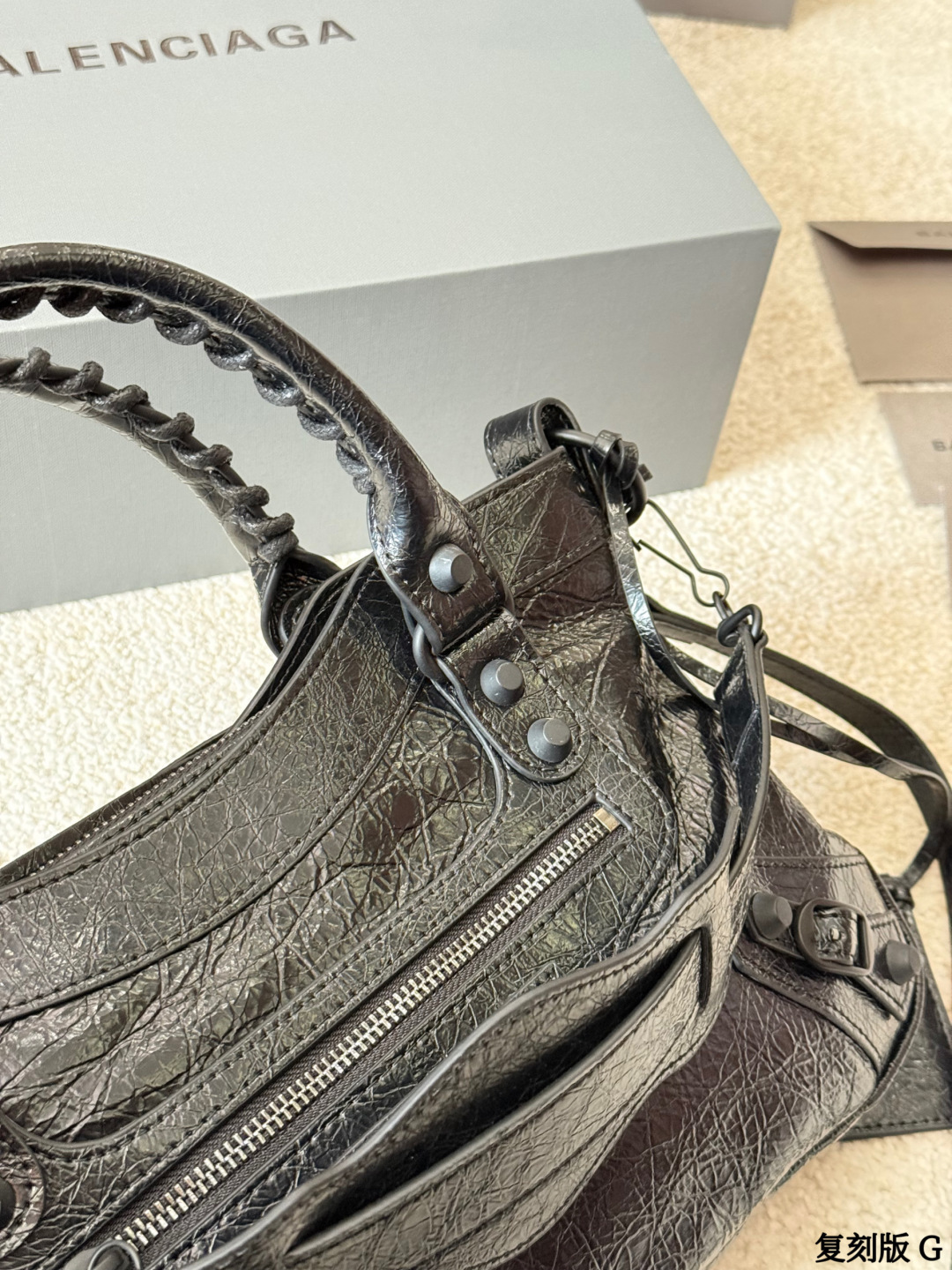 复刻版 p290 BALENCIAGA Le City Nano机车包 巴黎世家Le City Nano机车包，选用细纹羊皮革，质感柔软耐用。经典铆钉＋流苏设计，机车风满满，超有个性！黑色包身百搭，通勤休闲都能轻松驾驭。Nano尺寸小巧精致，内部空间合理，手机钱包都能装下，肩带可调节，单肩斜挎随心切换，实用又时髦！ 尺寸33.5 6.5 20