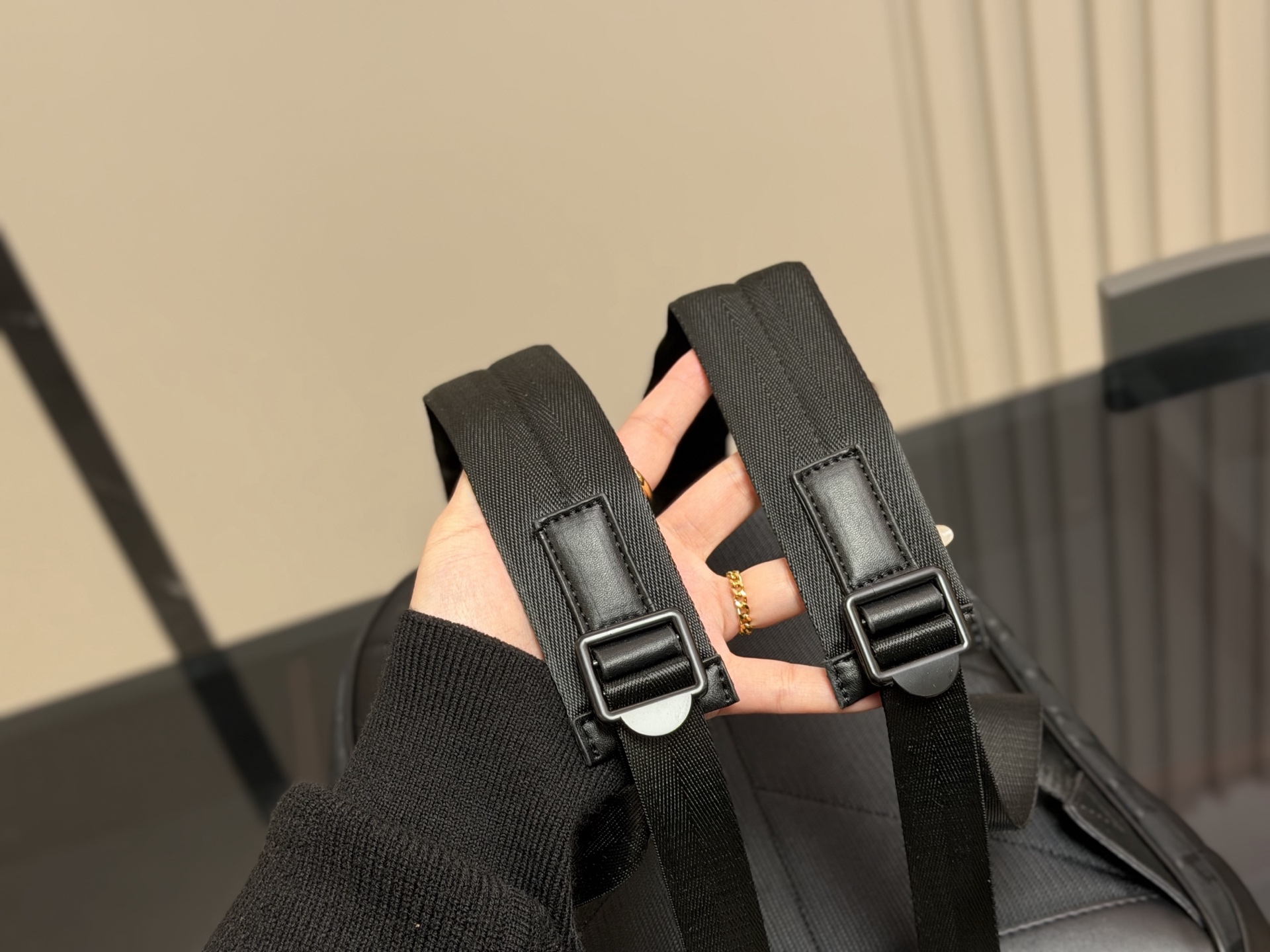 &yen;220 无盒 轻便又🈶️容量 size：30*40cm 巴宝莉双肩包🎒 这款背包以标志性Burberry Trench风衣的独创面料作为灵感来源， 采用与棉质嘎巴甸同为密织结构的柔韧尼龙材质制成。 真的是好用到心坎里。