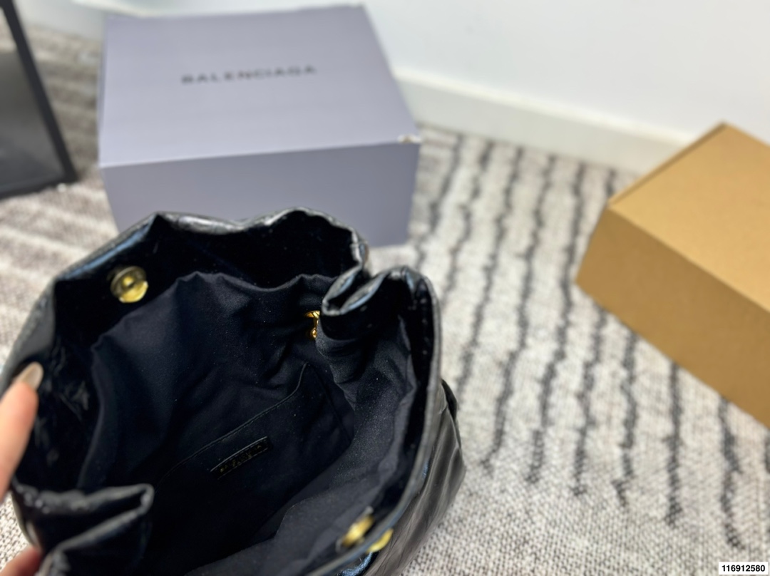 p170 配礼盒 尺寸28.20 黑金绝配|这只Monaco油蜡皮中号 黑金+油蜡皮这个组合 这就是我的本命包啊！🖤 油蜡皮自带微妙的光泽度和做旧纹理 摸起来是柔润的蜡感 越用越有个人痕迹 而且超级耐造 内里还有一个带拉链的夹层 日常出门完全够用 - 五金是做旧的复古金色，Blogo比较低调 - 开合是磁吸扣，单手操作超方便 - 油蜡皮会有自然的褶皱纹理 喜欢复古感的会爱死 如果你在找一只帅气、能装、不娇气又充满高级感的通勤包，黑金油蜡皮Monaco中号绝对值得冲！