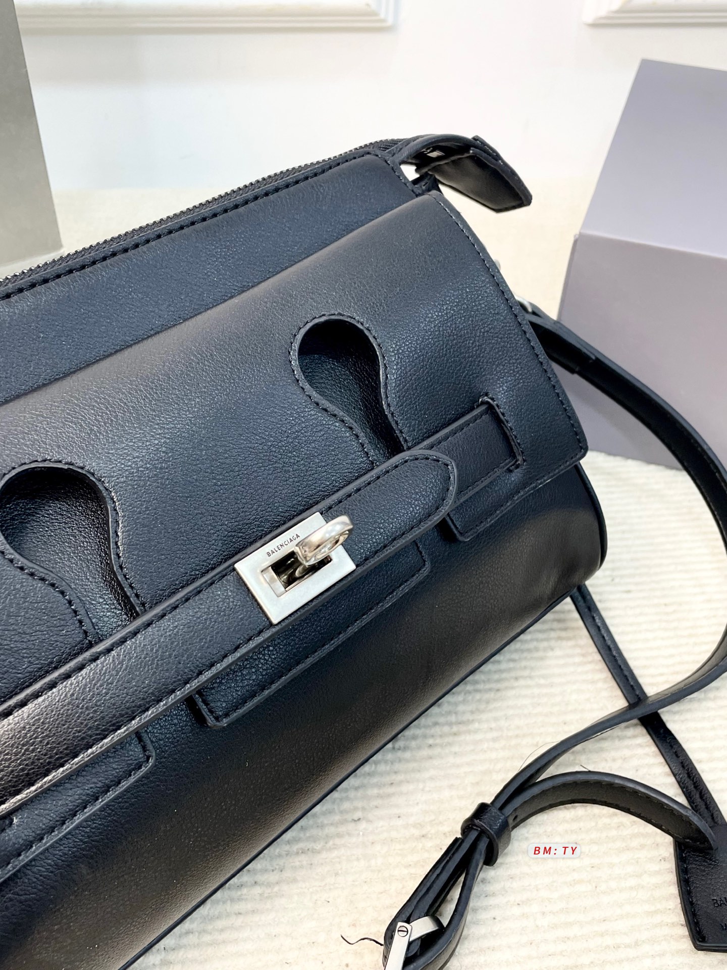 💰165 配折叠礼盒 巴黎世家Bel Air邮差包，质感细腻耐用，配色低调优雅，金属扣件精致有质感。包型经典，线条流畅，尺寸适中，通勤休闲都很适合。肩带可调节，支持单肩、斜挎多种背法，灵活百搭。内部空间合理，日常物品轻松收纳。 尺寸：27*10*18