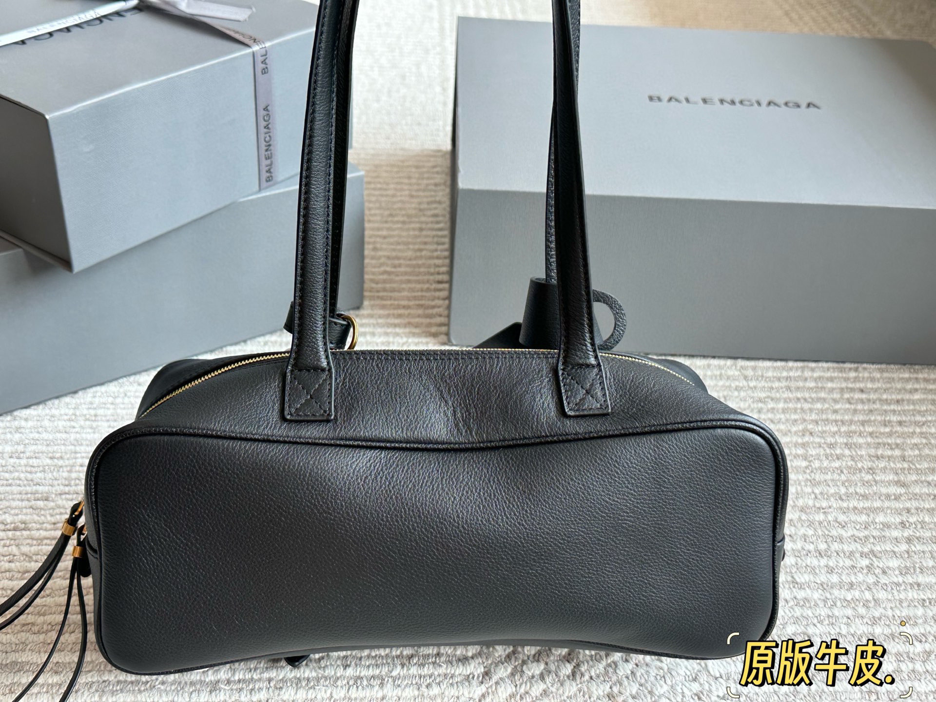 💰 280 原版牛皮 酷帅天花板 巴黎世家新推出的保龄球系列真的鲨疯了!!独特弧形包身上身辨识度直接拉满 双提手设计超贴心上身优雅大方，亦可单肩背随性自在 黑色牛皮材质质感无敌，光泽度恰到好处，看起来高级又耐造 32*12cm 配盒