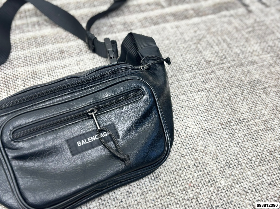 P120 巴黎世家腋下包 又出新单品▲新款 sling bag来啦~ 法棍包型超级实用的一款! 尺寸29.18