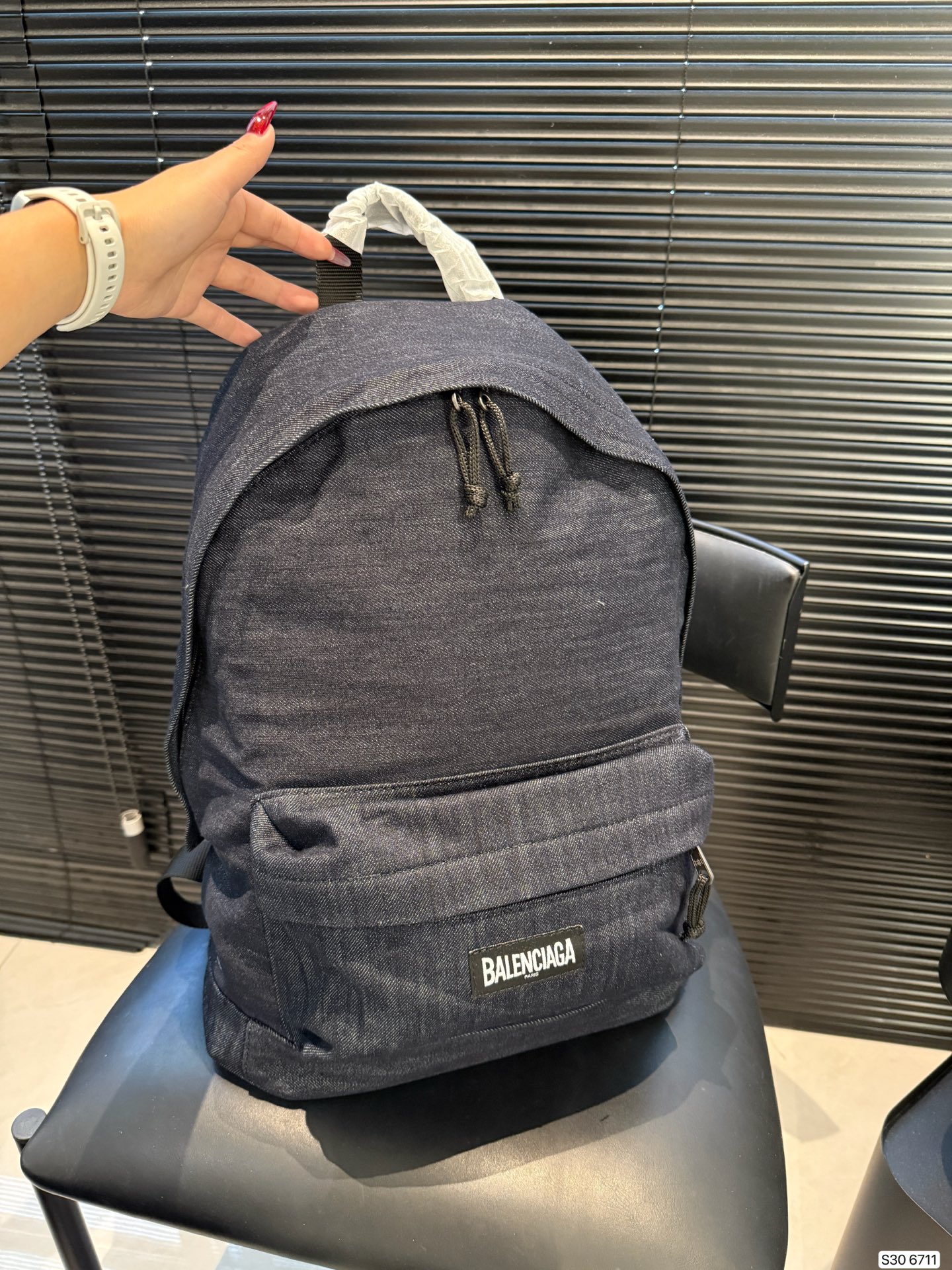 P200巴黎世家牛仔双肩包 牛仔双肩包, 来场说走就走的旅行也也不错主打休闲慵懒风 敲拉风啊时髦又有腔调 复古慵懒随性超好背 越看越爱 尺寸:35 43货号6711