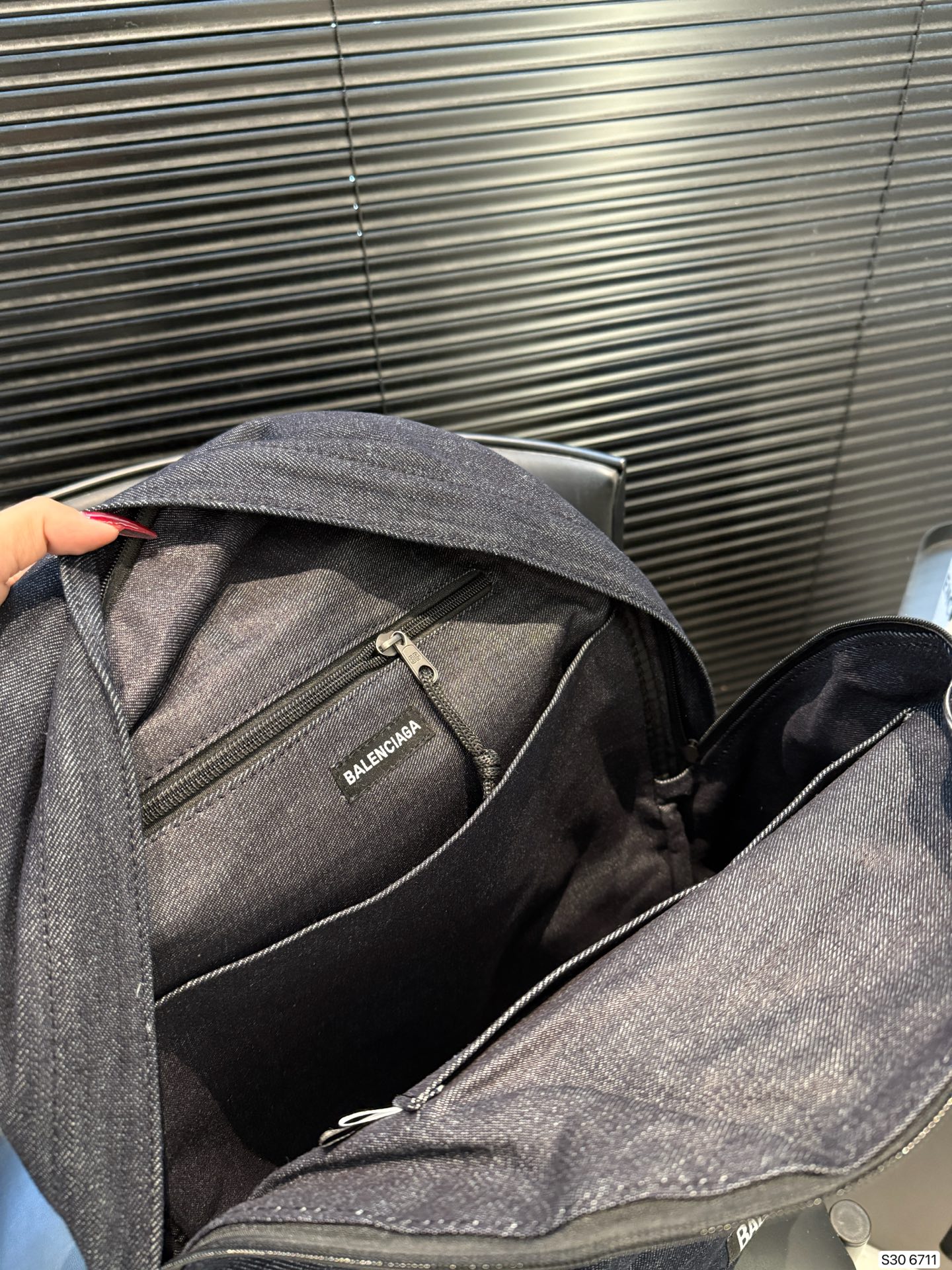 P200巴黎世家牛仔双肩包 牛仔双肩包, 来场说走就走的旅行也也不错主打休闲慵懒风 敲拉风啊时髦又有腔调 复古慵懒随性超好背 越看越爱 尺寸:35 43货号6711