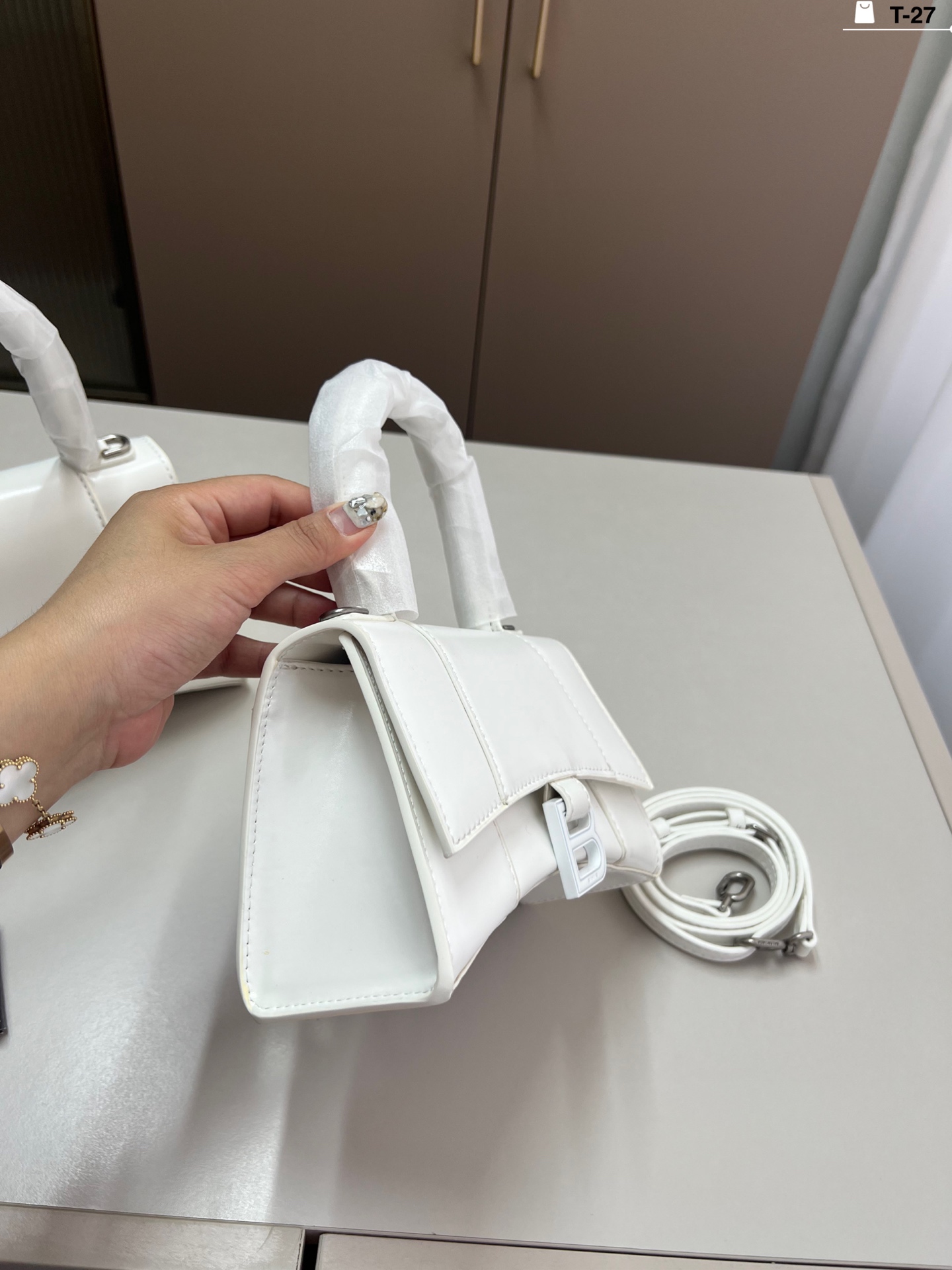 小💰p135 巴黎世家沙漏包（平纹） 优雅 时尚 简单又大方 还带给你带来复古潮流的感觉 T-27尺寸19&times;9/22&times;10折叠盒