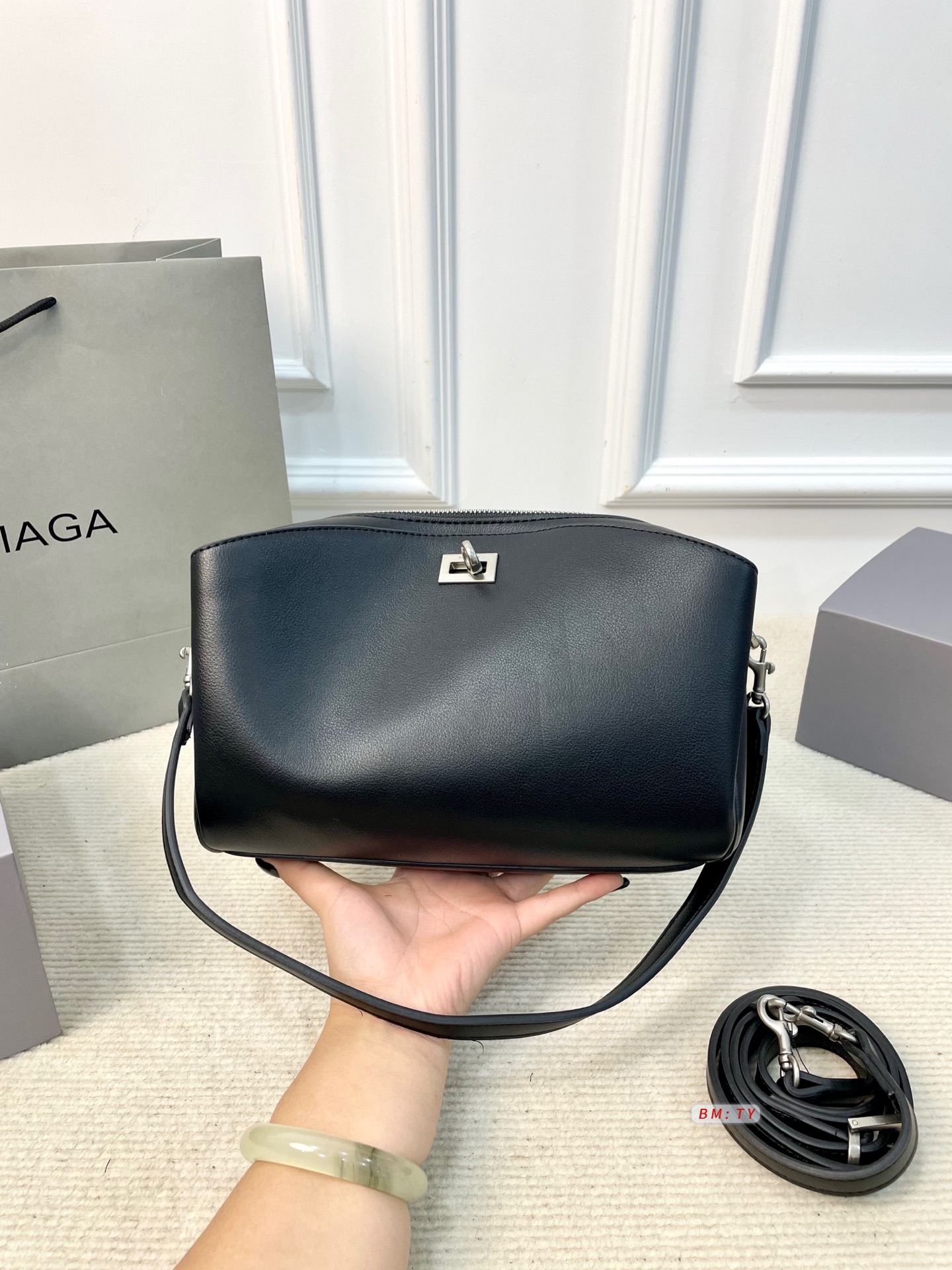 💰155 配折叠礼盒 巴黎世家Rodeo相机包，哑光质感+细腻褶纹，皮质柔软有韧性，越用越有光泽。简约包身配金属锁扣，细节精致，低调又高级！容量适中，手机、充电宝、笔记本都能装下，通勤休闲都OK。肩带可调节，手拎斜挎随心切换，实用又时髦。 尺寸：25*11*16