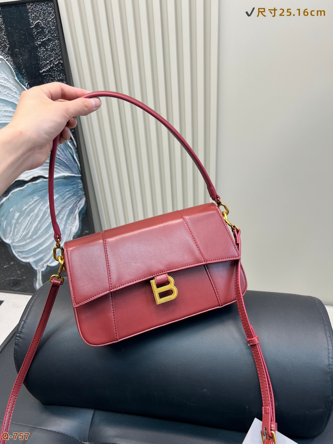 💰160 配折叠盒 巴黎世家CHIPS薯片袋造型颠覆传统牛皮材质打造独特触感，超薄设计却能装下手机、口红，兼具趣味与实用。搭配可拆卸肩带，轻松驾驭街头潮搭与摩登商务。以先锋设计打破平庸，让每一次出场都成为话题焦点！ 尺寸25.16cm