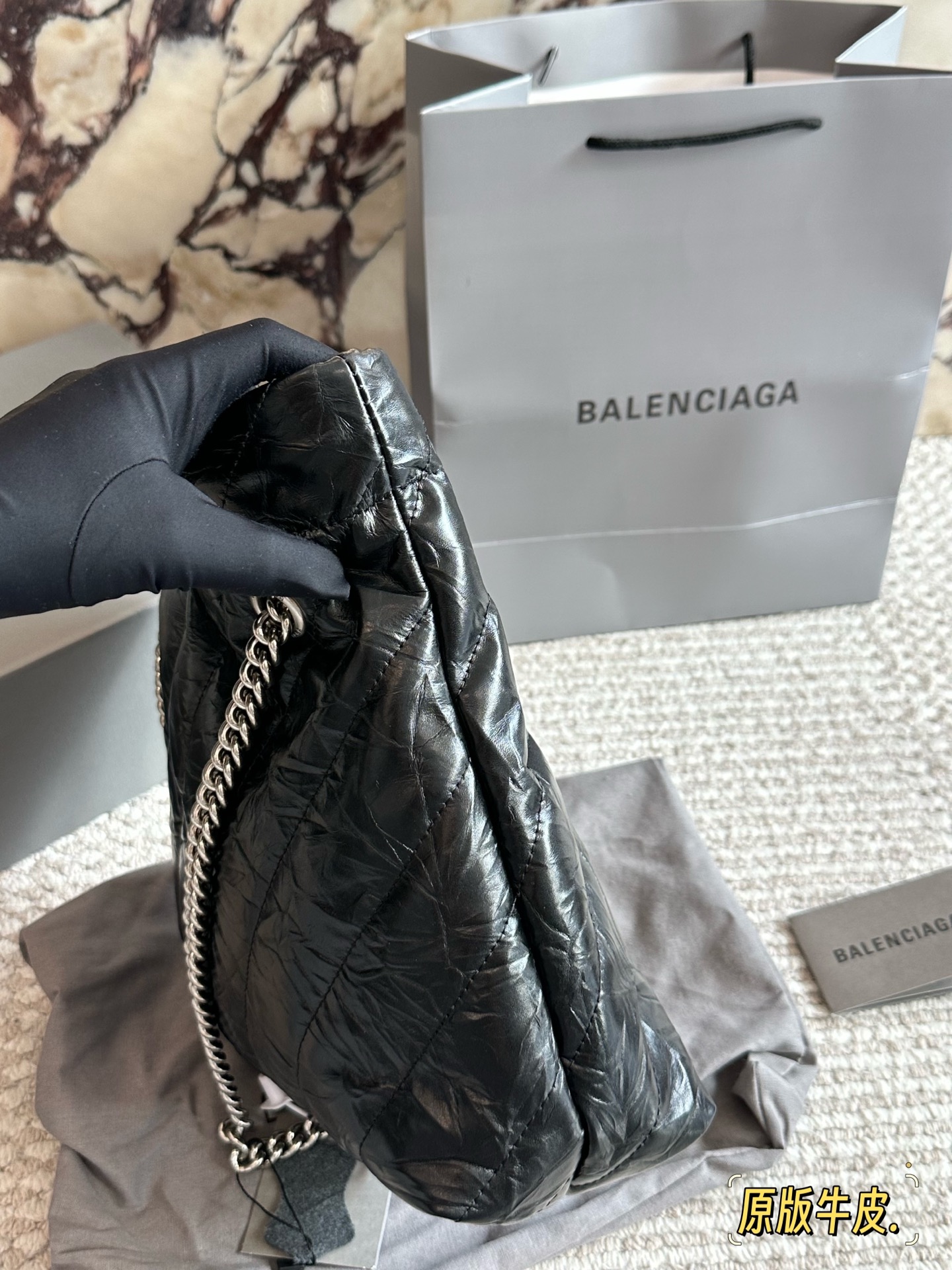 💰230 配盒牛皮 size：25*28cm 巴黎世家新款包包 垃圾袋原来这么好看!！ crush tote 真的太高级了吧! 大小刚好很能装，自重轻，链条可调节随心所欲的高级感满满!