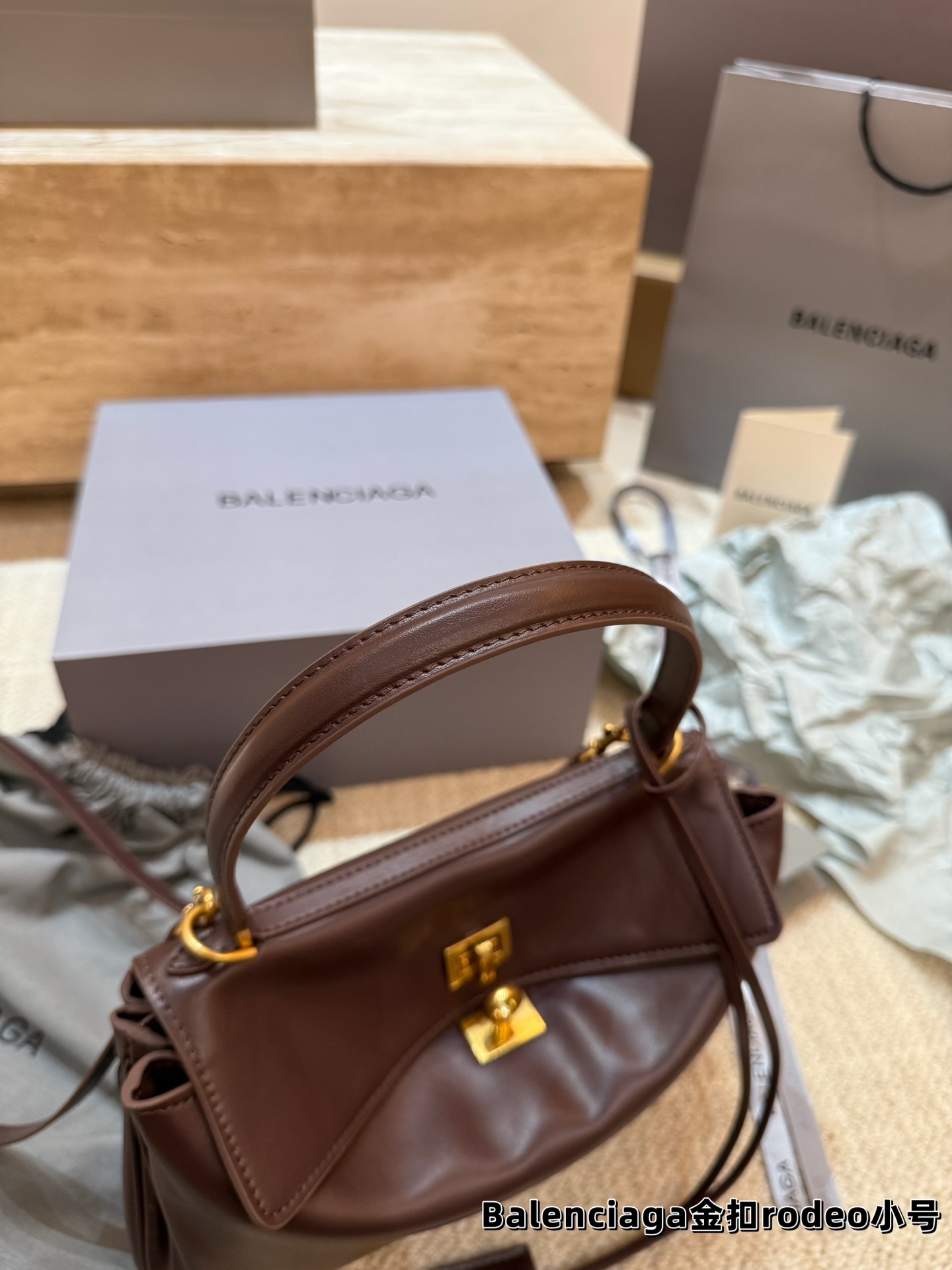 顶级原单 P240 巴黎世家 RODEO 托特包 矮个子也能驾驭的一款包包! 虽说是有两个扣子 建议老婆们扣在里面 前面可以拉拢下来更有设计感 更独特 和秋冬季的衣服超好搭!超米超喜欢💕 尺寸小号28.20