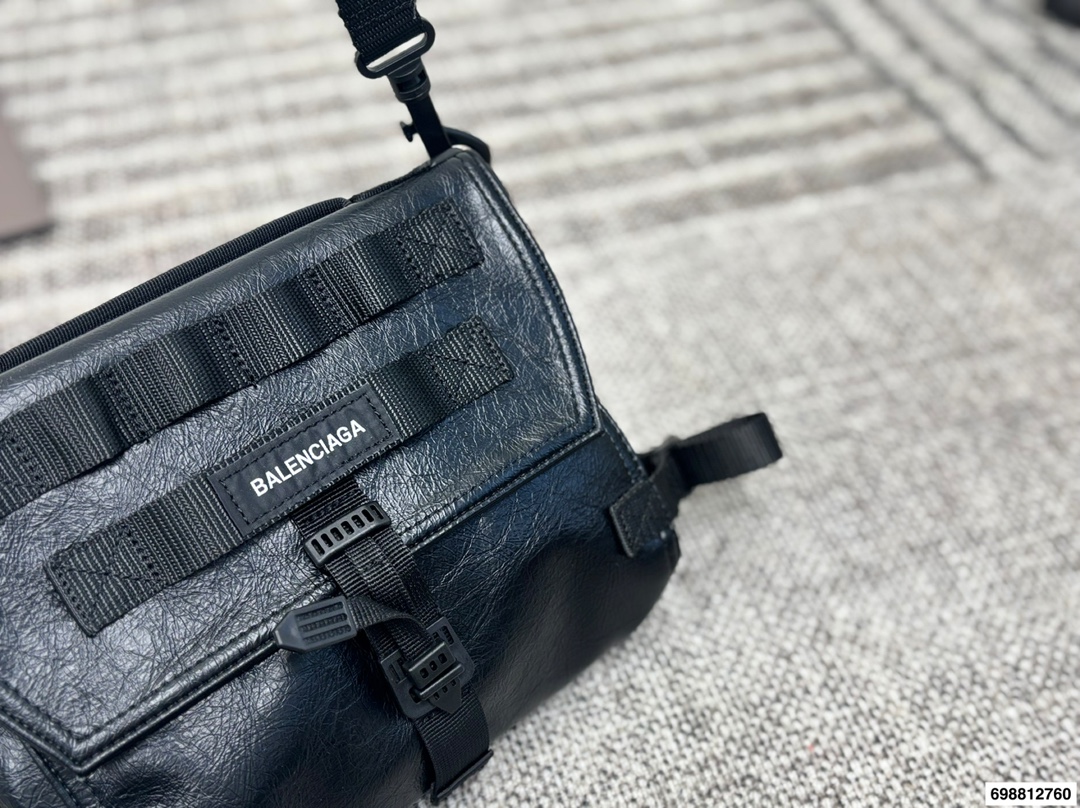 P190 巴黎世家邮差 还有这么机能风的Balenciaga邮差!!!! 实物巨巨巨好看!! 走在潮流第一线的俊男靓女们必须要拥有这只巴黎世家 尺寸：24 19