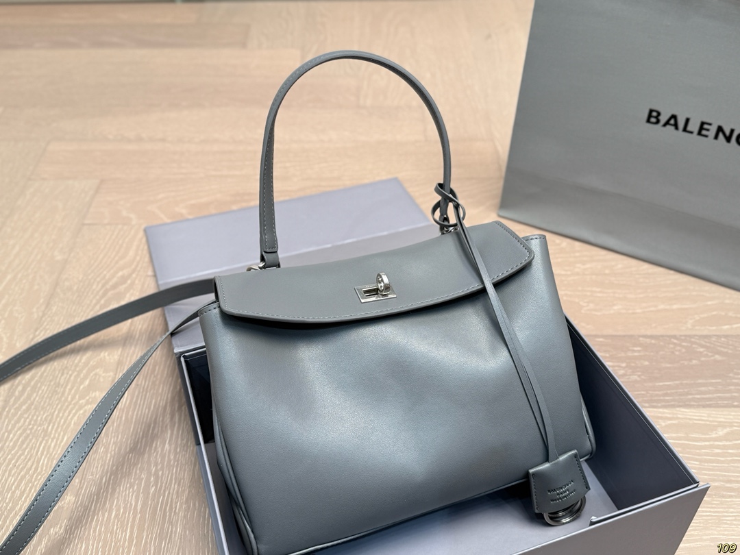 小号&yen;225折叠盒 Balenciaga巴黎世家新款 任何风格都可轻松驾驭 适合日常 旅游 出行 集美必备 尺寸：小号27 19