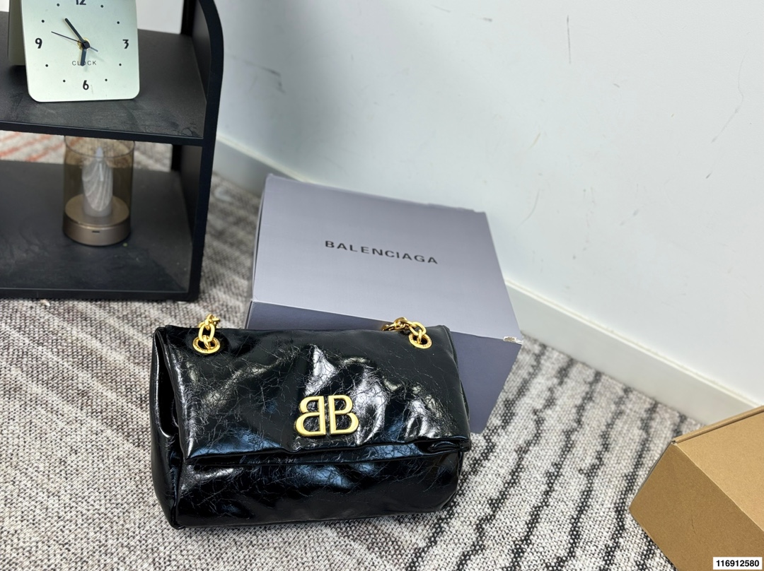 p170 配礼盒 尺寸28.20 黑金绝配|这只Monaco油蜡皮中号 黑金+油蜡皮这个组合 这就是我的本命包啊！🖤 油蜡皮自带微妙的光泽度和做旧纹理 摸起来是柔润的蜡感 越用越有个人痕迹 而且超级耐造 内里还有一个带拉链的夹层 日常出门完全够用 - 五金是做旧的复古金色，Blogo比较低调 - 开合是磁吸扣，单手操作超方便 - 油蜡皮会有自然的褶皱纹理 喜欢复古感的会爱死 如果你在找一只帅气、能装、不娇气又充满高级感的通勤包，黑金油蜡皮Monaco中号绝对值得冲！