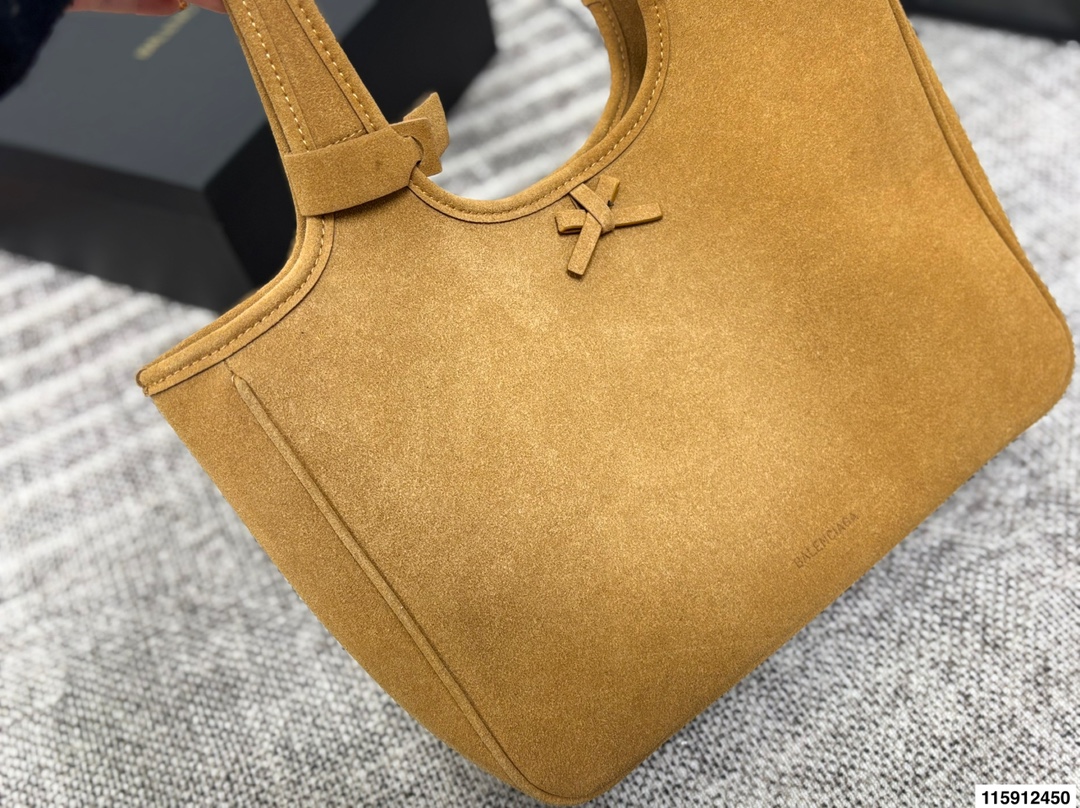 p160 配盒子巴黎世家 Balenciaga 巴黎世家 托特包 这款黑色托特包采用麂皮 表面细腻有质感，设计极简，线条流畅，低调又高级。容量大，通勤或短途出行都很实用，手提肩背都方便。黑色百搭，轻松融入各种穿搭，简约风格爱好者必入！日常通勤、休闲场合都能hold住，实用又提升造型感山 尺寸36 24