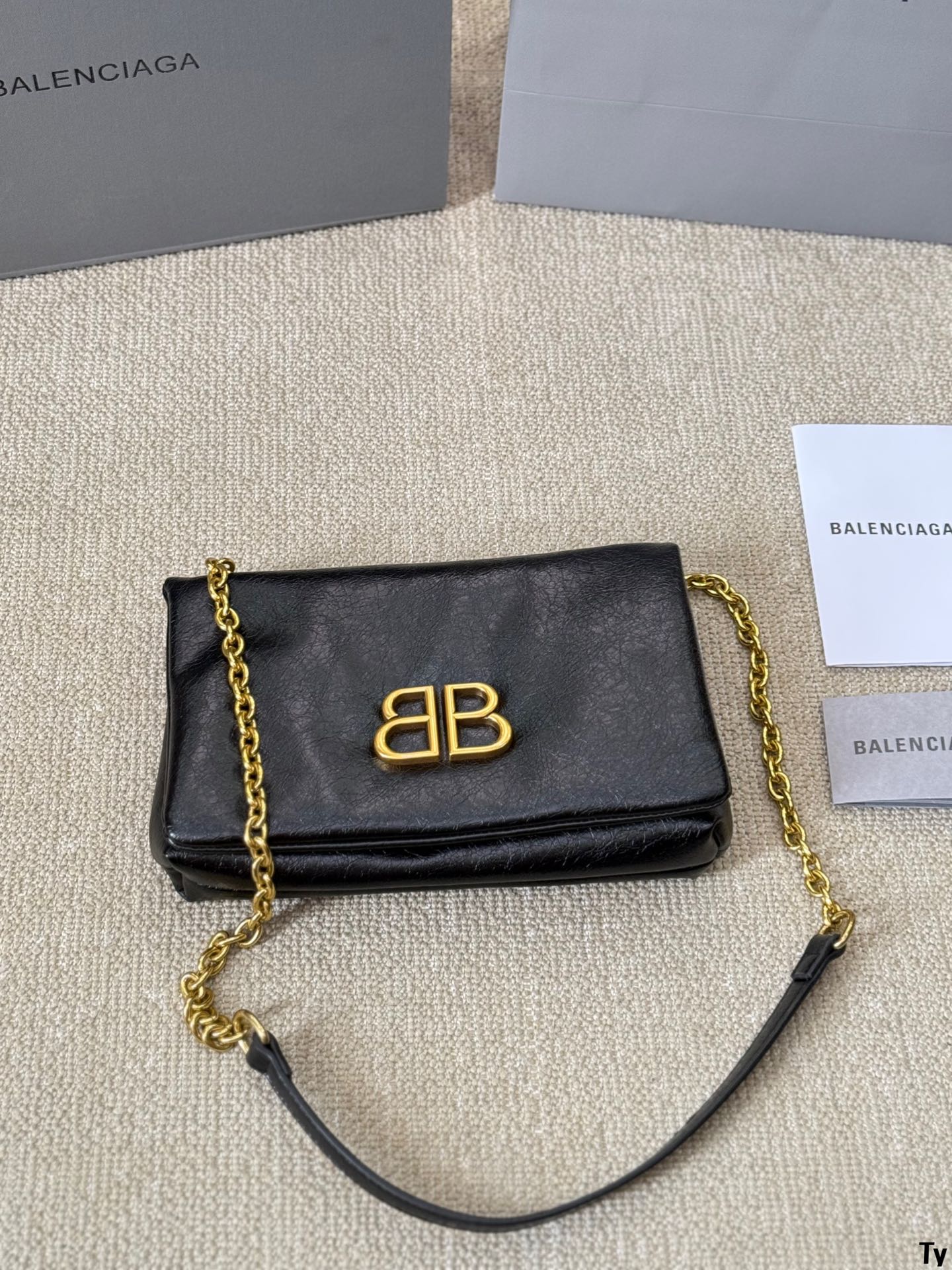 p135 巴黎 世家机车包 Balenciaga crush tote 别看mini小小的，这包可是很能装的呢大纸巾、皮包、粉饼、口红、车钥匙I、充电宝统统都放的进可以斜背、侧背、手提V 手提比较多拿上它你就是最潮流妞 尺寸24 16cm