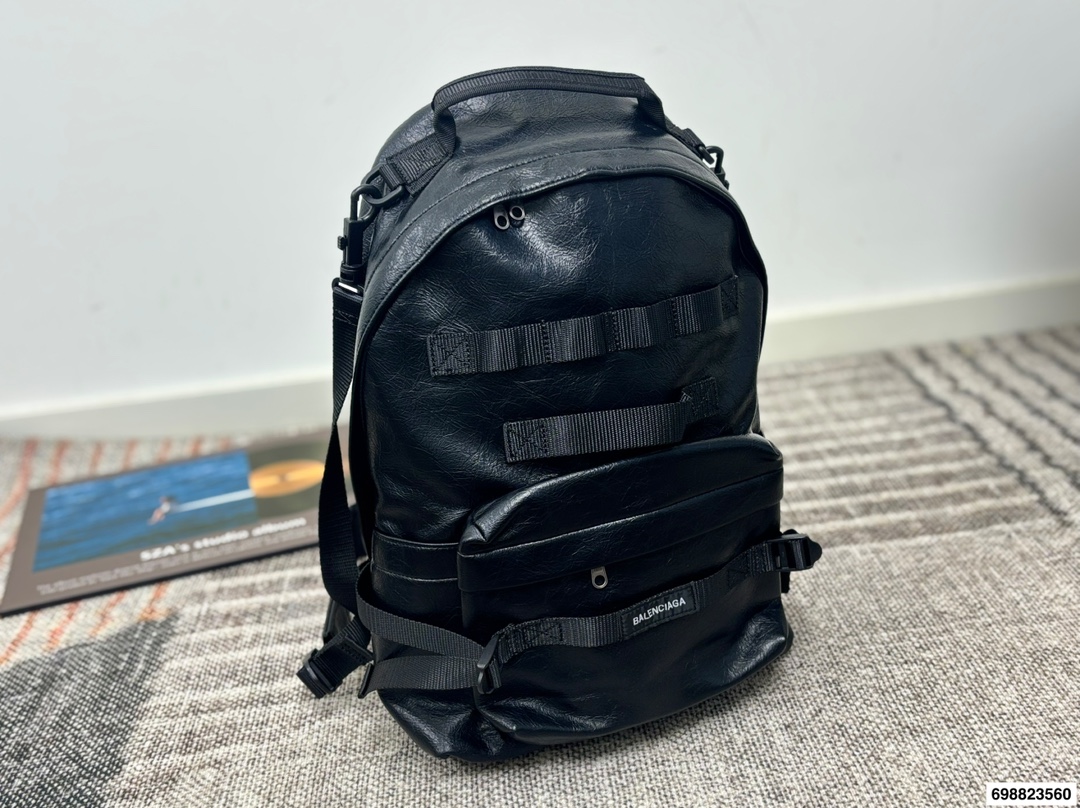 P270⚠️尺寸28.43 巴黎世家 牛仔双肩包 泰酷辣~ 凹照型神器 潮男必备 气质UP UP UP!!!